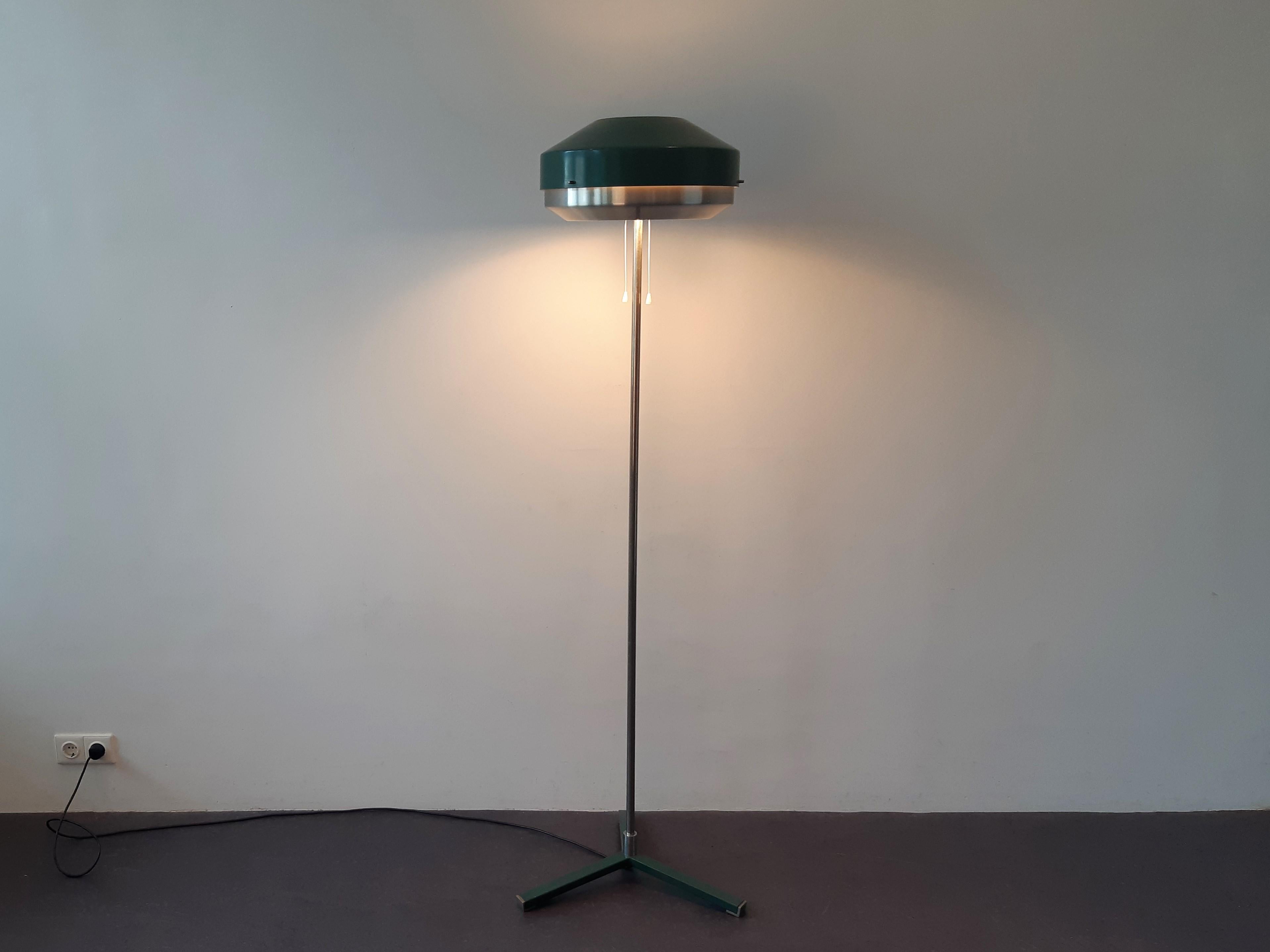 Green Metal Floor Lamp by Willem Hagoort for Hagoort Lamps, the Netherlands 1960 In Good Condition For Sale In Steenwijk, NL