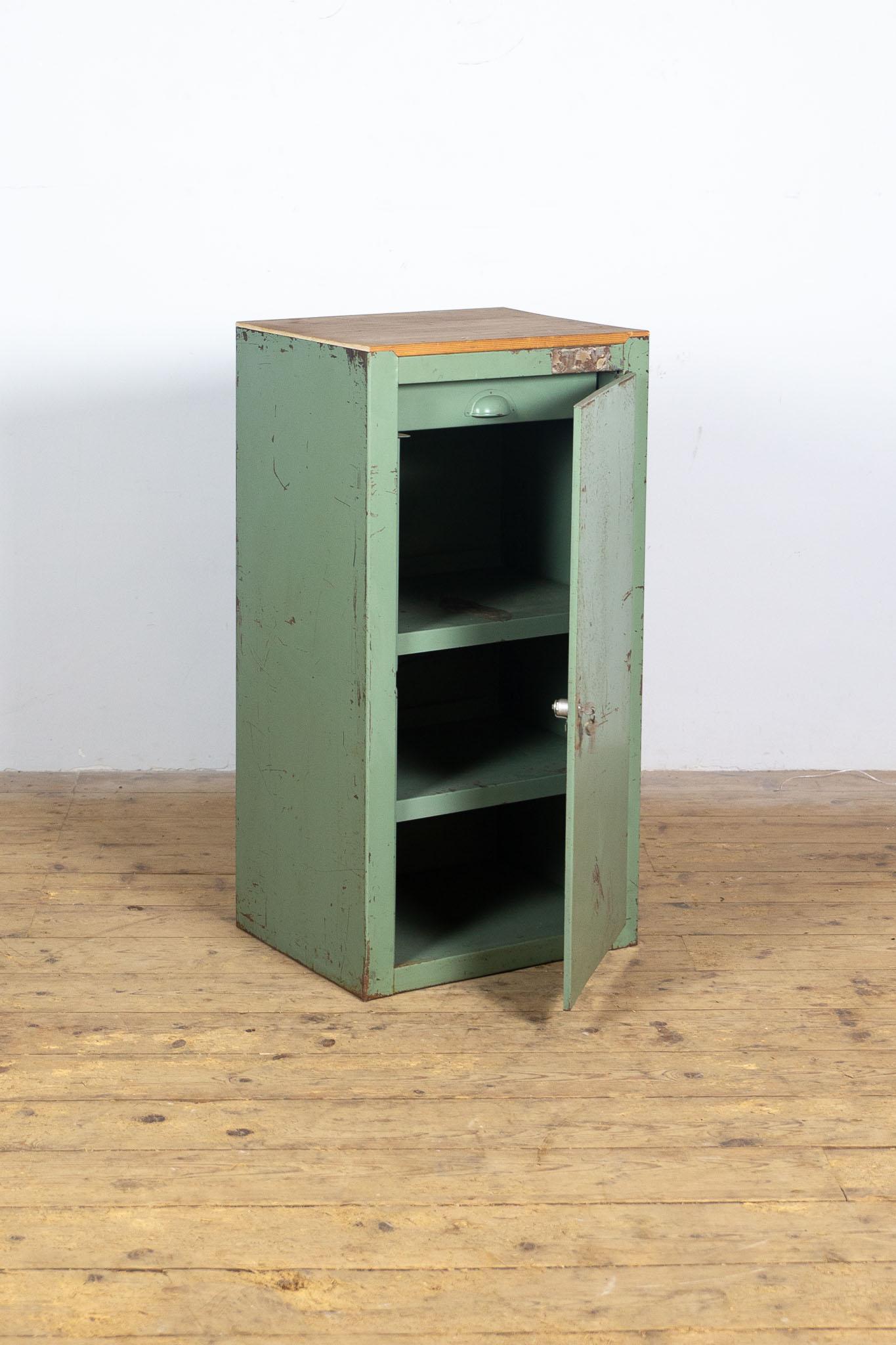Armadietto in metallo con cassetto in metallo. Prodotto nel periodo della DDR dalla fabbrica VEB METAN di Tannenberg.