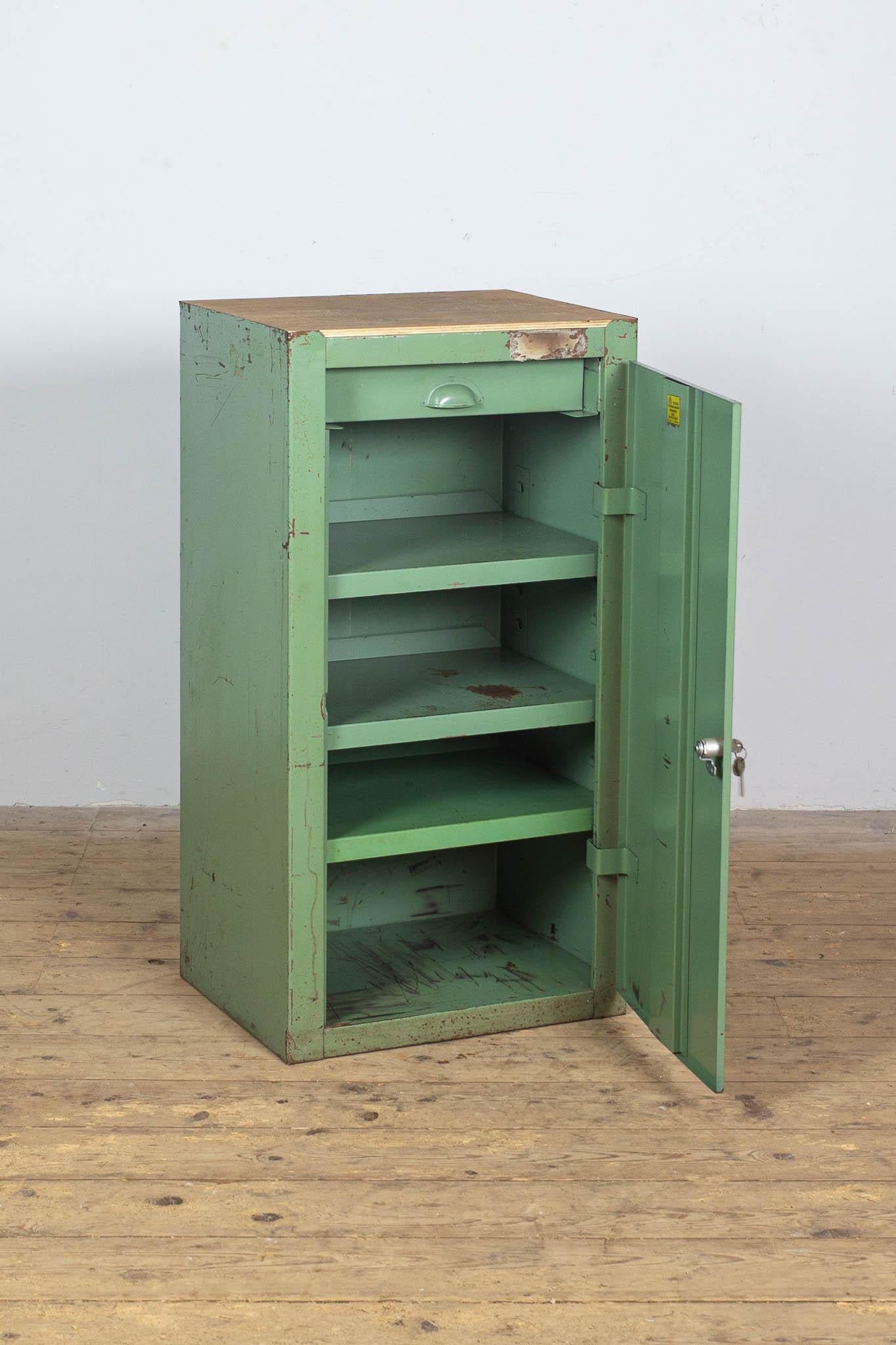 Armadietto in metallo con cassetto in metallo. Prodotto nel periodo della DDR dalla fabbrica VEB METAN di Tannenberg.