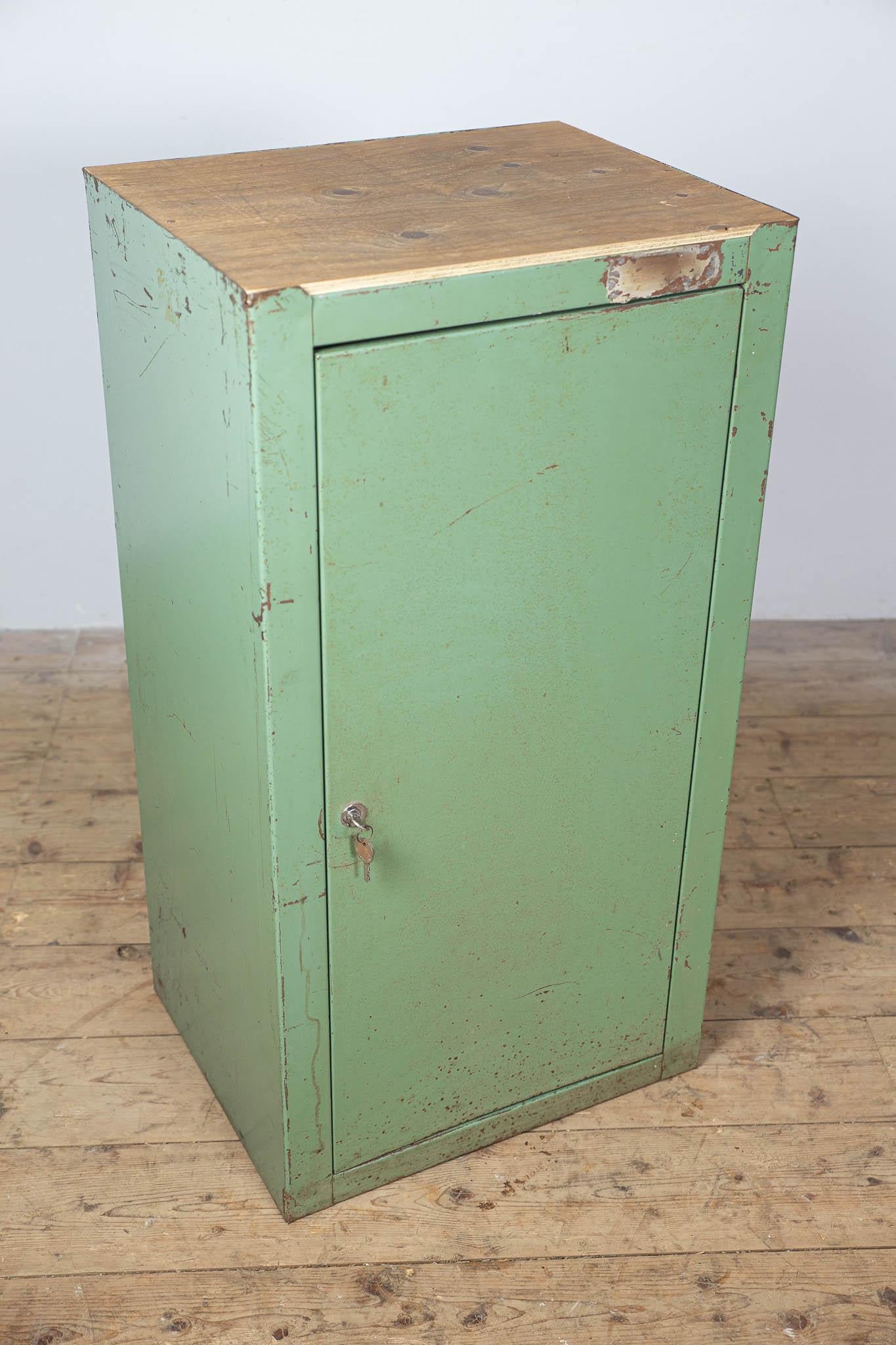 Armadio tedesco DDR in metallo verde anni '60 In condizioni discrete in vendita a Amsterdam, Noord Holland