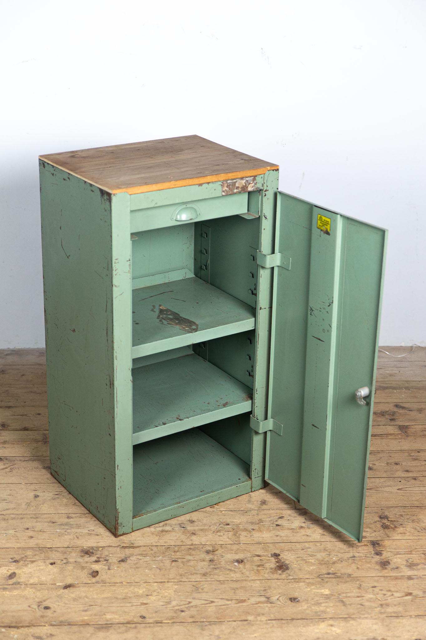 Metà XX secolo Armadio tedesco DDR in metallo verde anni '60 in vendita