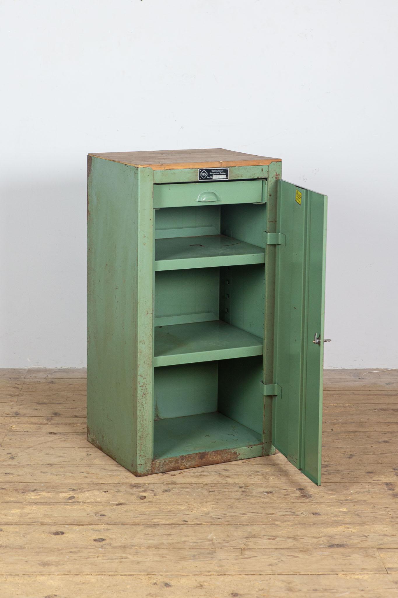 Armadietto in metallo con cassetto in metallo. Prodotto nel periodo della DDR dalla fabbrica VEB Starkstrom-Anlagenbau Cottbus.