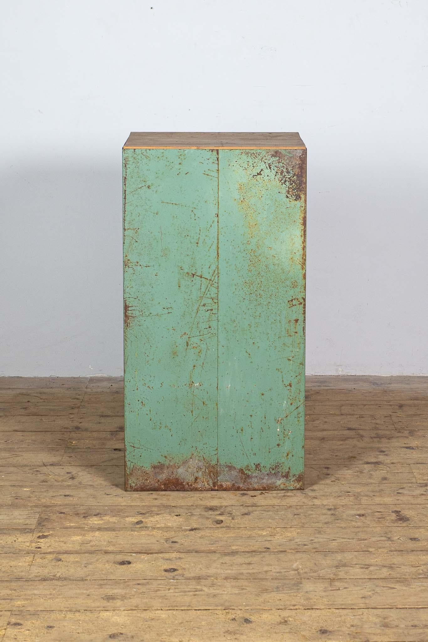 Bauhaus Armadio tedesco DDR in metallo verde anni '60 in vendita