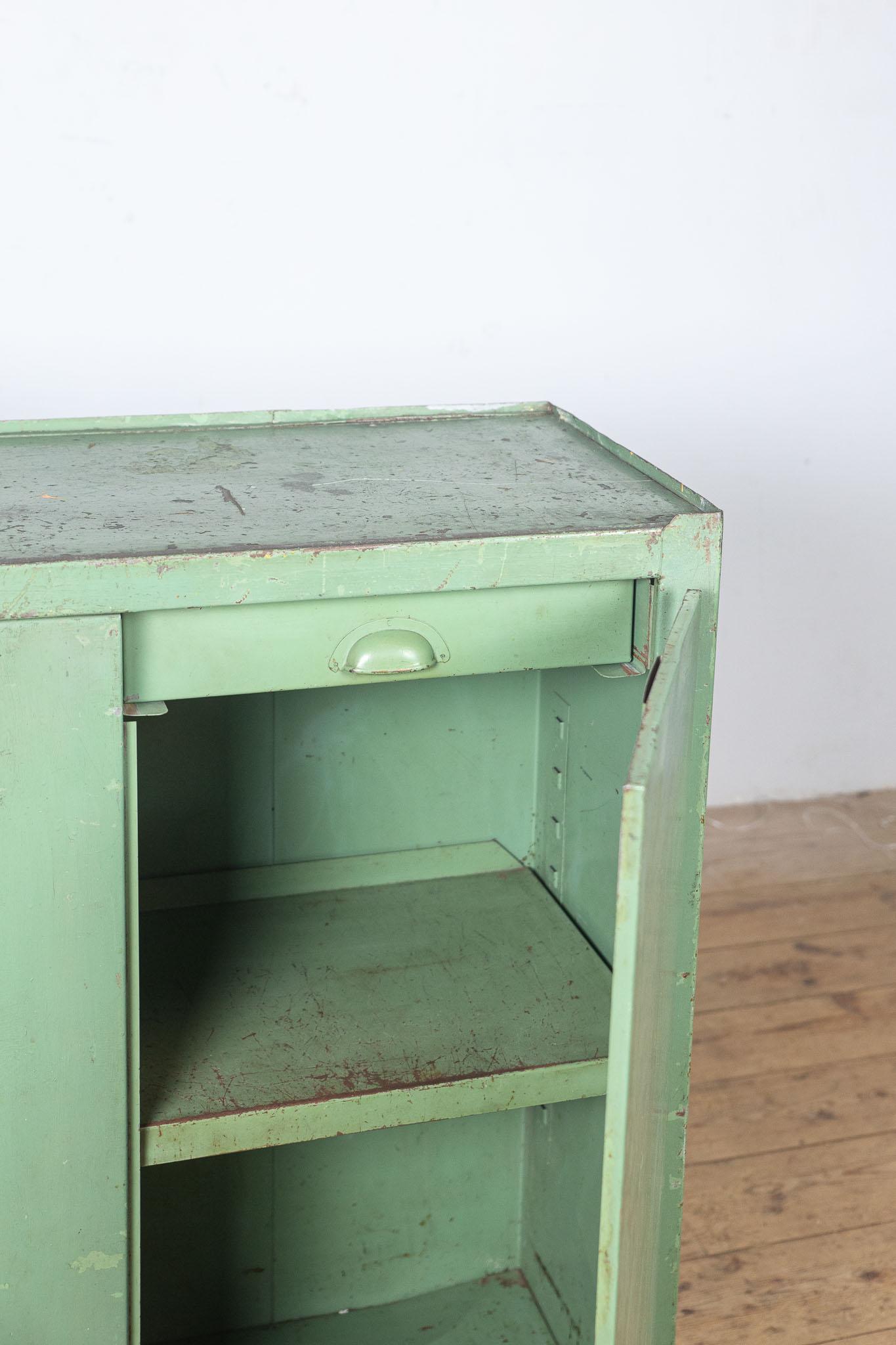 Armadio tedesco DDR a due ante in metallo verde anni '60 In condizioni discrete in vendita a Amsterdam, Noord Holland