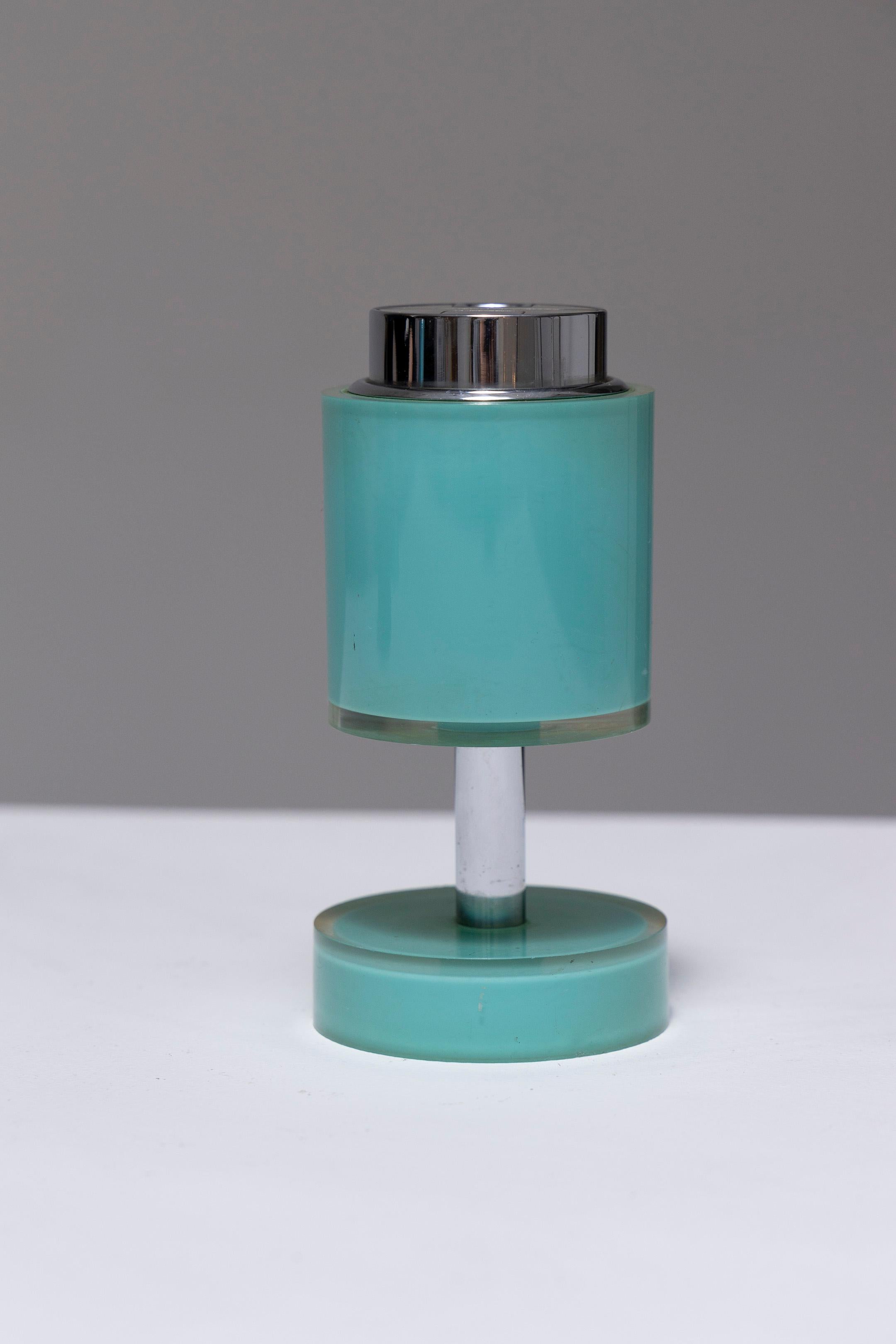Green Metal Lighter by Pierre Cardin, in the Futuristic Spirit of the 1960s. Cylindrical in shape, resting on a circular base. Good condition.
DV1404