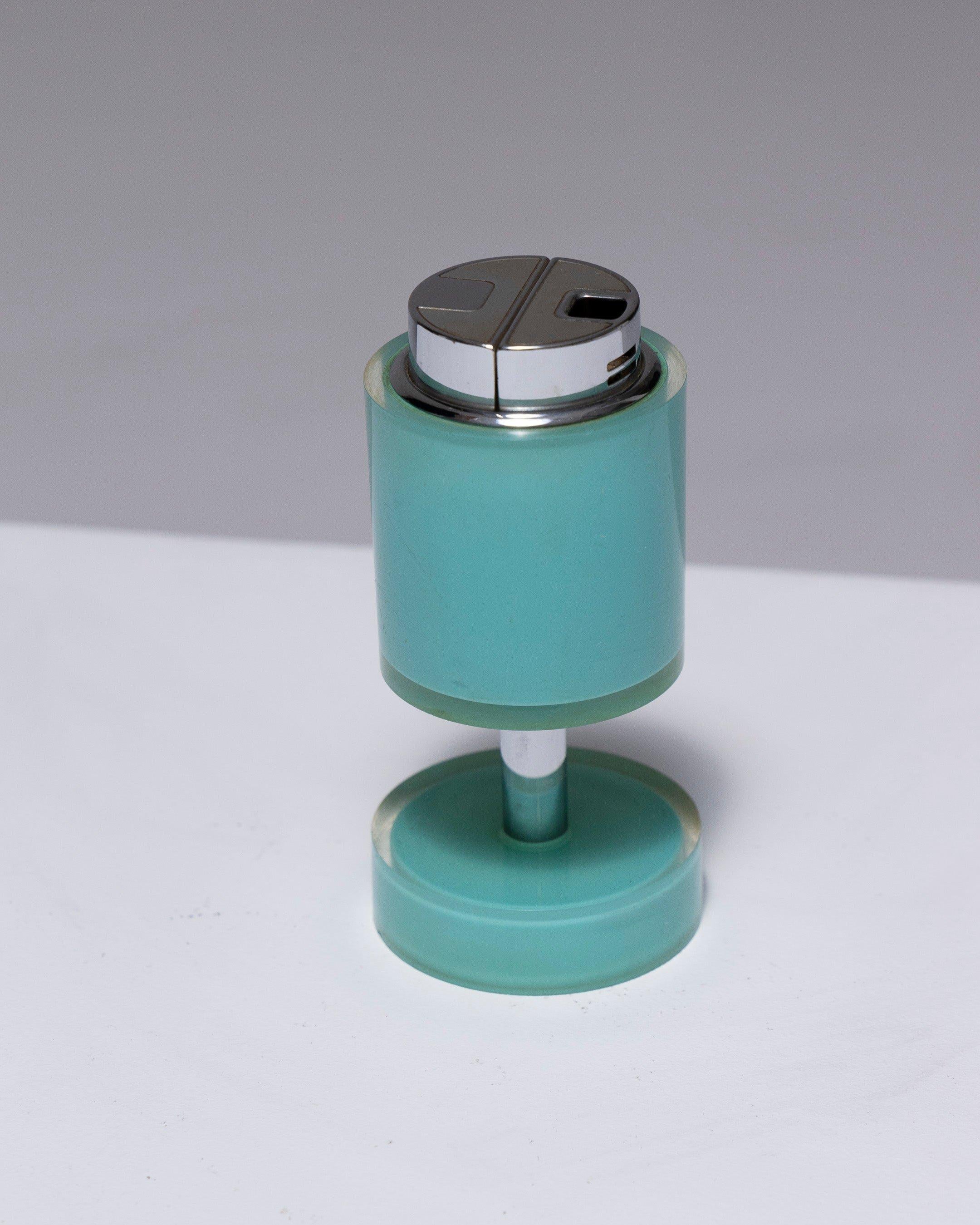 Green Metal Lighter by Pierre Cardin, in the Futuristic Spirit of the 1960s. Cylindrical in shape, resting on a circular base. Functional and good condition.
DV1404
