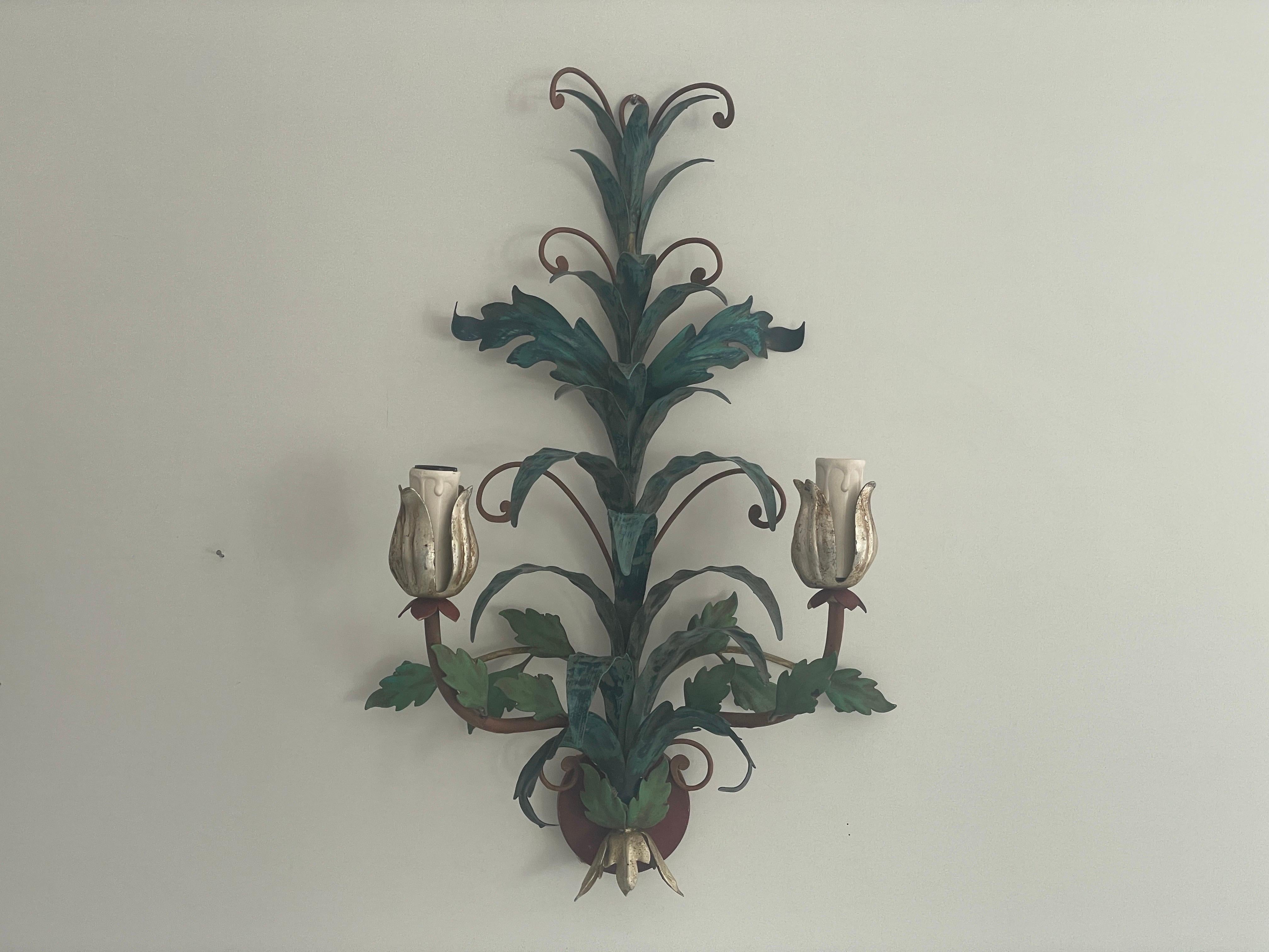 Italiano Coppia di appliques Florentine in metallo verde di I.L.A. Scandicci Firenze, anni '60, Italia in vendita