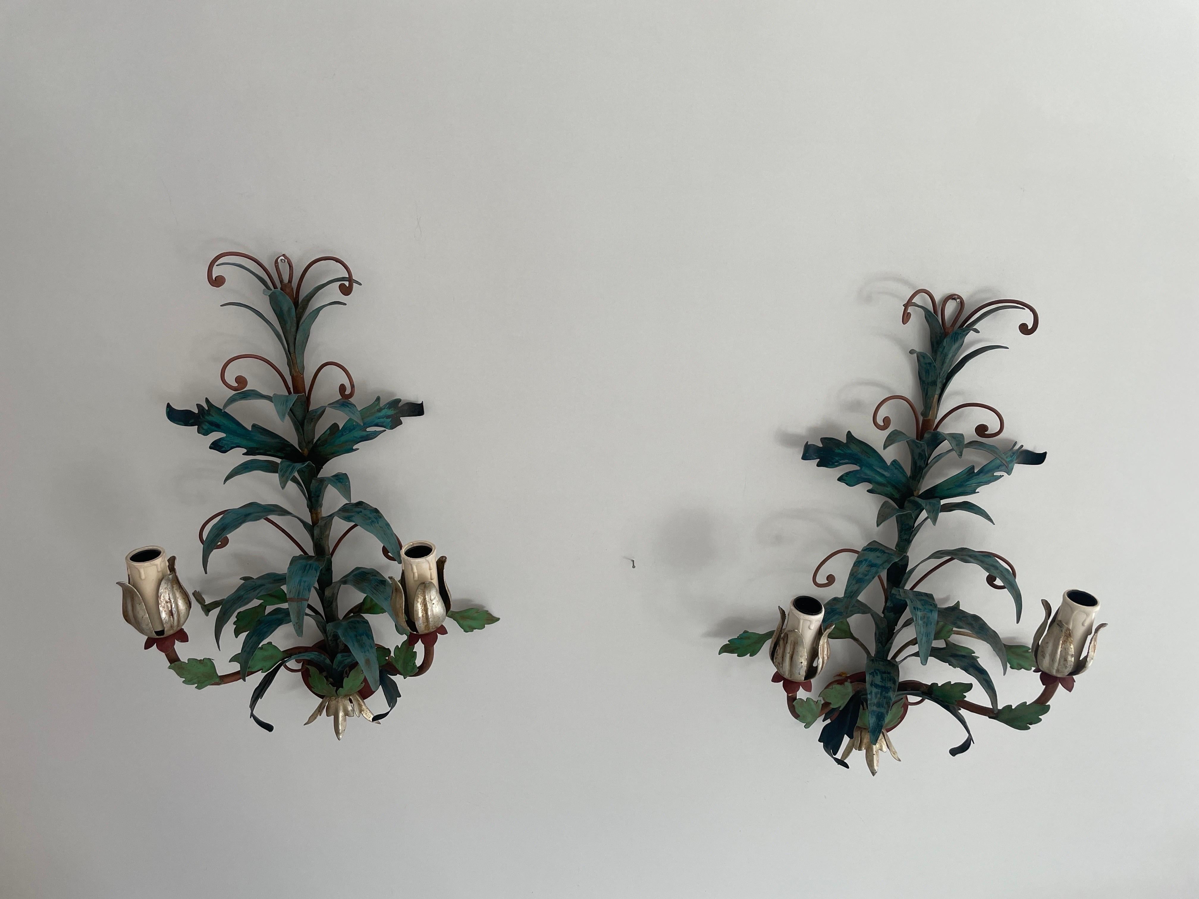 Metà XX secolo Coppia di appliques Florentine in metallo verde di I.L.A. Scandicci Firenze, anni '60, Italia in vendita