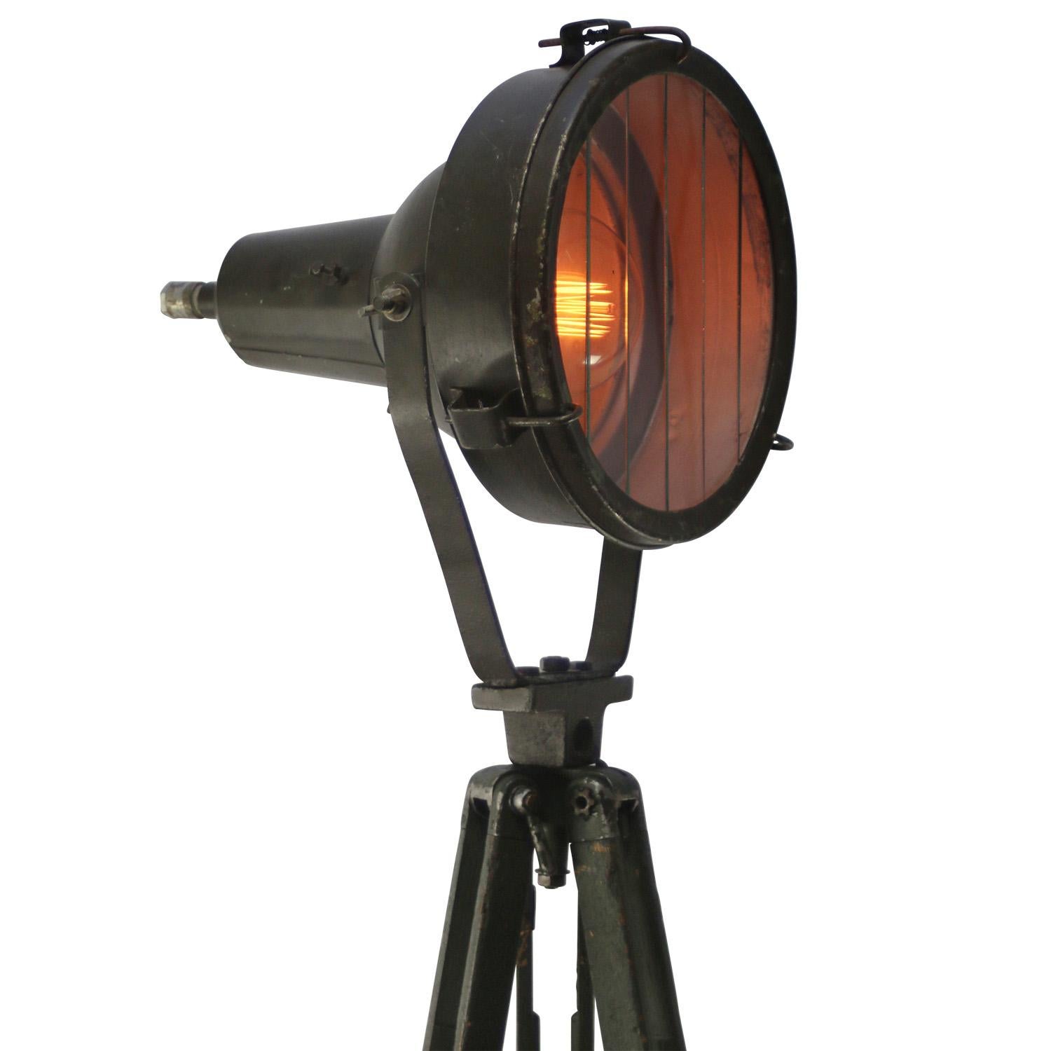Vintage industrial spotlight on green wooden tripod.
Adjustable height and angle.

Green aluminium spot with clear glass. Diameter 30 cm.
Depth 47 cm. maximum tripod height without lamp 140 cm.
Total height as shown in picture: 195 cm.

Electra wire