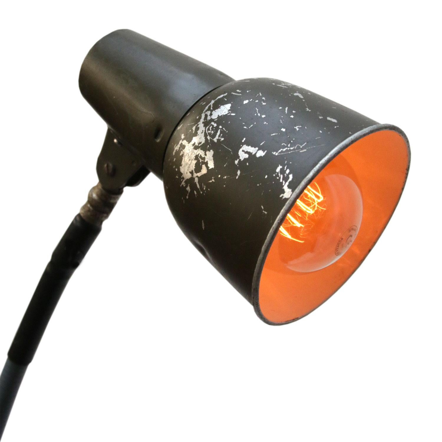 Metal work light with flexible arm.
Green Aluminium shade.
On and of switch in top of shade.

Weight: 2.0 kg / 4.4 lb

All lamps have been made suitable by international standards for incandescent light bulbs, energy-efficient and LED bulbs.