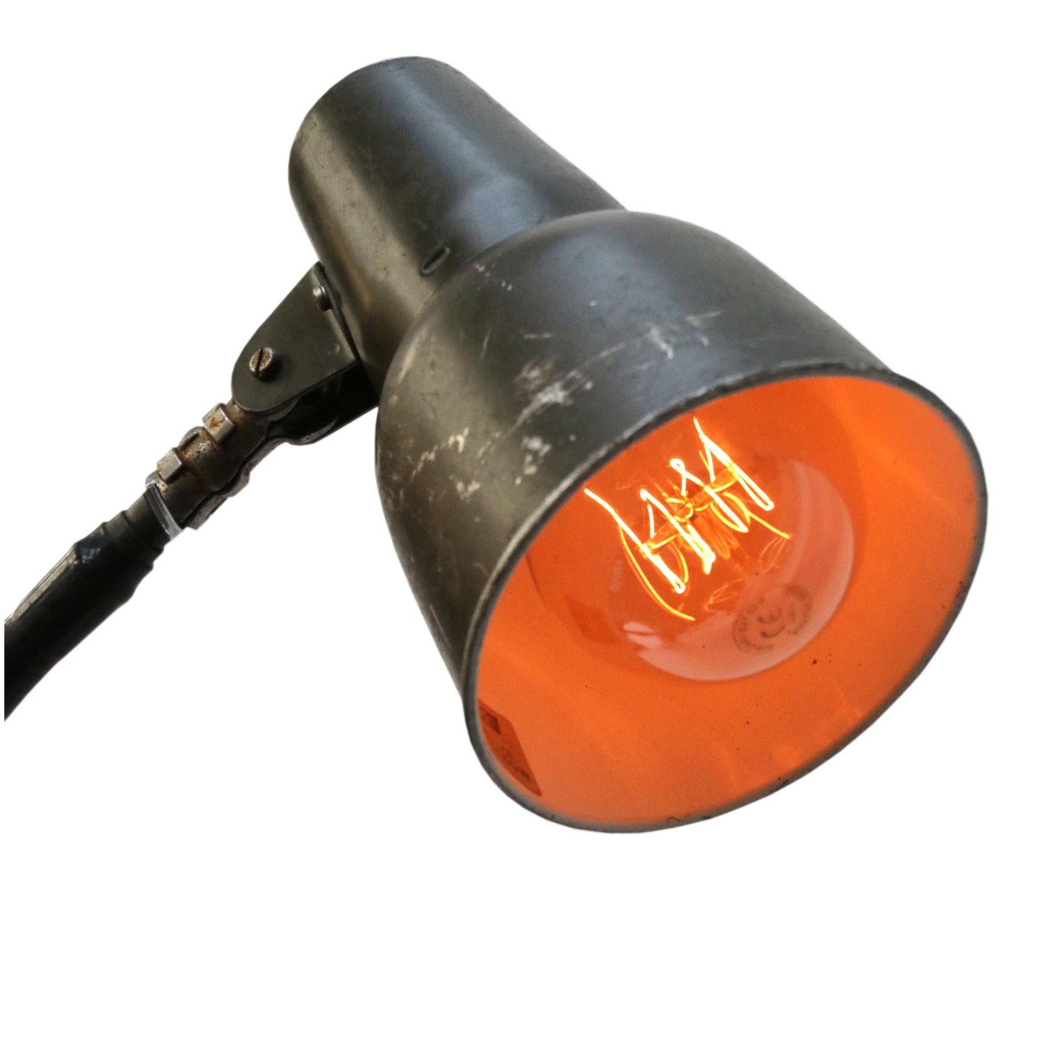 Metal work light with flexible arm.
Green aluminium shade.
On and of switch in top of shade.

Weight: 2.0 kg / 4.4 lb

All lamps have been made suitable by international standards for incandescent light bulbs, energy-efficient and LED bulbs.