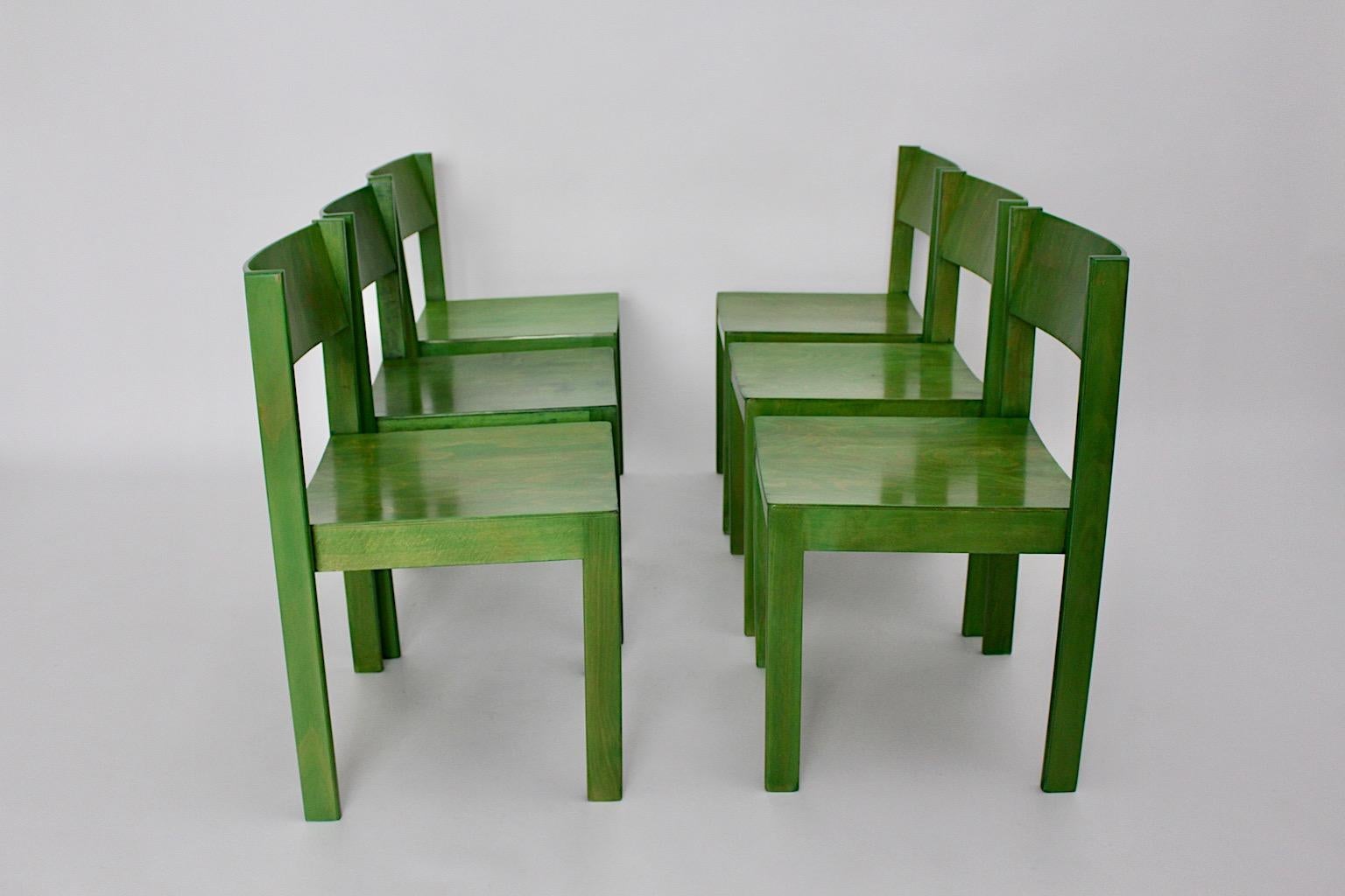 Mid-Century Modern Satz von sechs grünen Vintage Esszimmerstühle oder Stühle, die entworfen und hergestellt wurden in Wien, Österreich, 1950er Jahre.
Die stabilen und bequemen Esszimmerstühle zeichnen sich durch ihre schöne grüne Farbe aus und sind