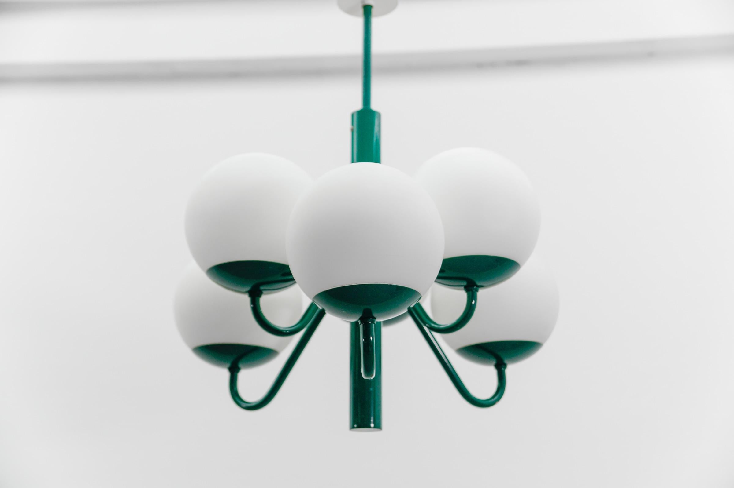 Schöner grüner Sputnik-Kronleuchter aus den 1960er Jahren.

Die Lampenschirme aus Opalglas verbreiten ein gemütliches Licht.
Die Lampe hat eine sehr hochwertige Verarbeitung.
Sehr modernes Design mit einer fantastischen Ausstrahlung.

Hersteller: