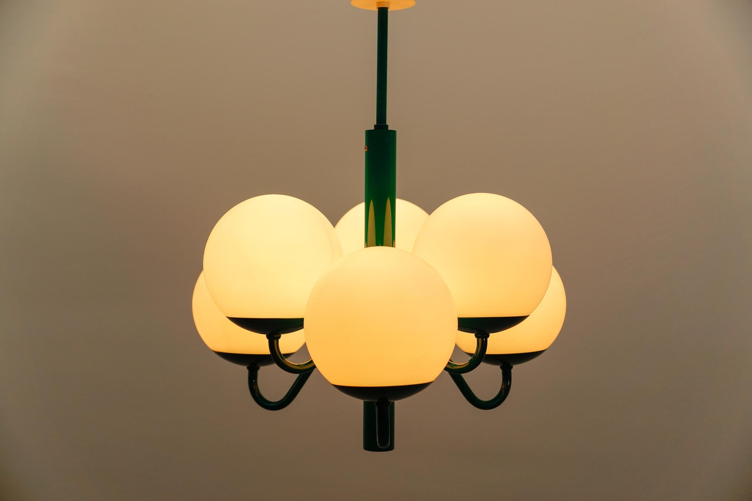 Grüne moderne Sputnik-Pendelleuchte aus der Mitte des Jahrhunderts von Kaiser Leuchten, Deutschland 1960er Jahre (Moderne der Mitte des Jahrhunderts) im Angebot