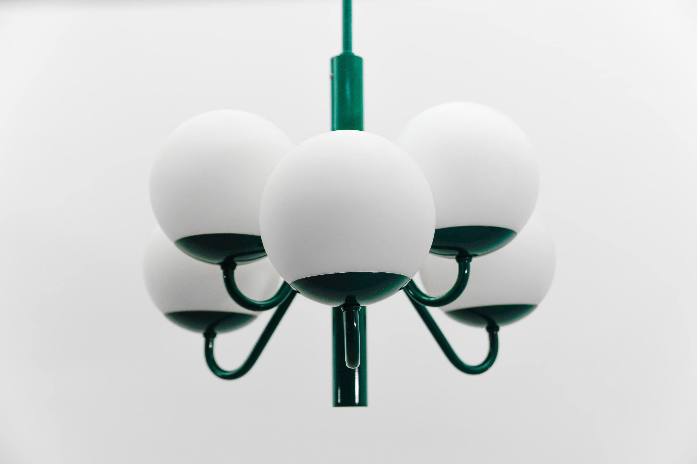 Grüne moderne Sputnik-Pendelleuchte aus der Mitte des Jahrhunderts von Kaiser Leuchten, Deutschland 1960er Jahre im Zustand „Gut“ im Angebot in Nürnberg, Bayern