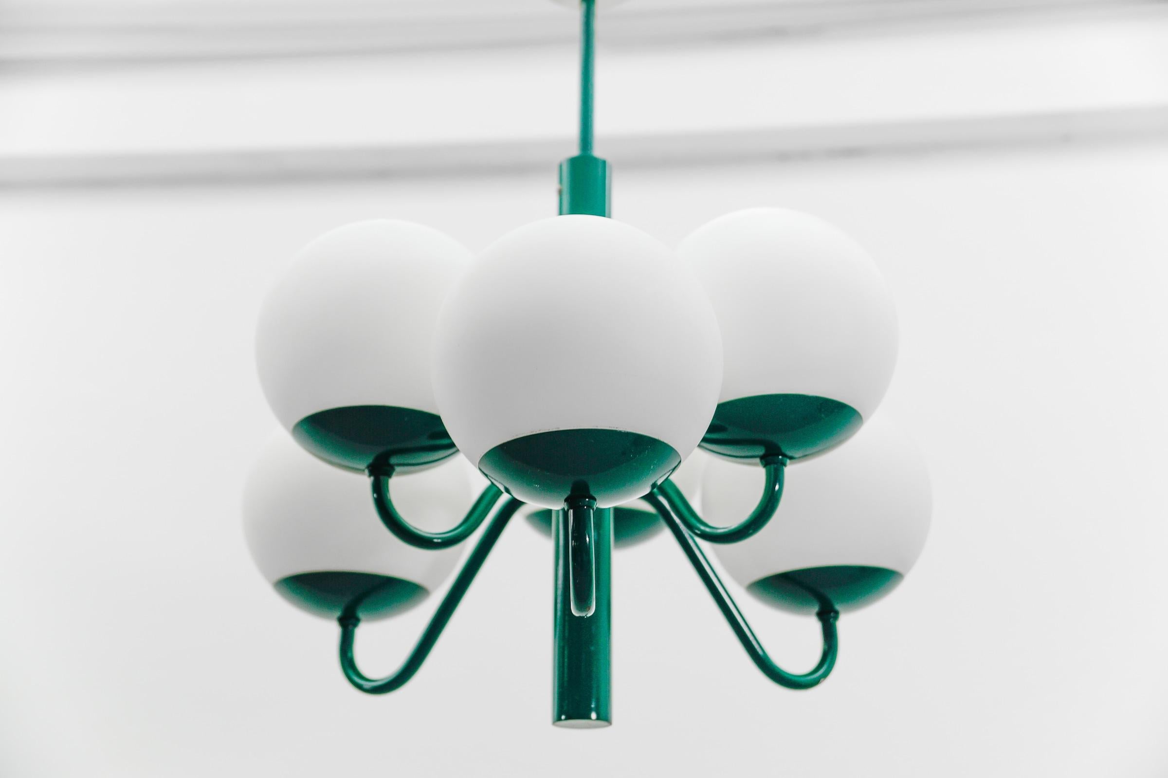 Grüne moderne Sputnik-Pendelleuchte aus der Mitte des Jahrhunderts von Kaiser Leuchten, Deutschland 1960er Jahre (Mitte des 20. Jahrhunderts) im Angebot