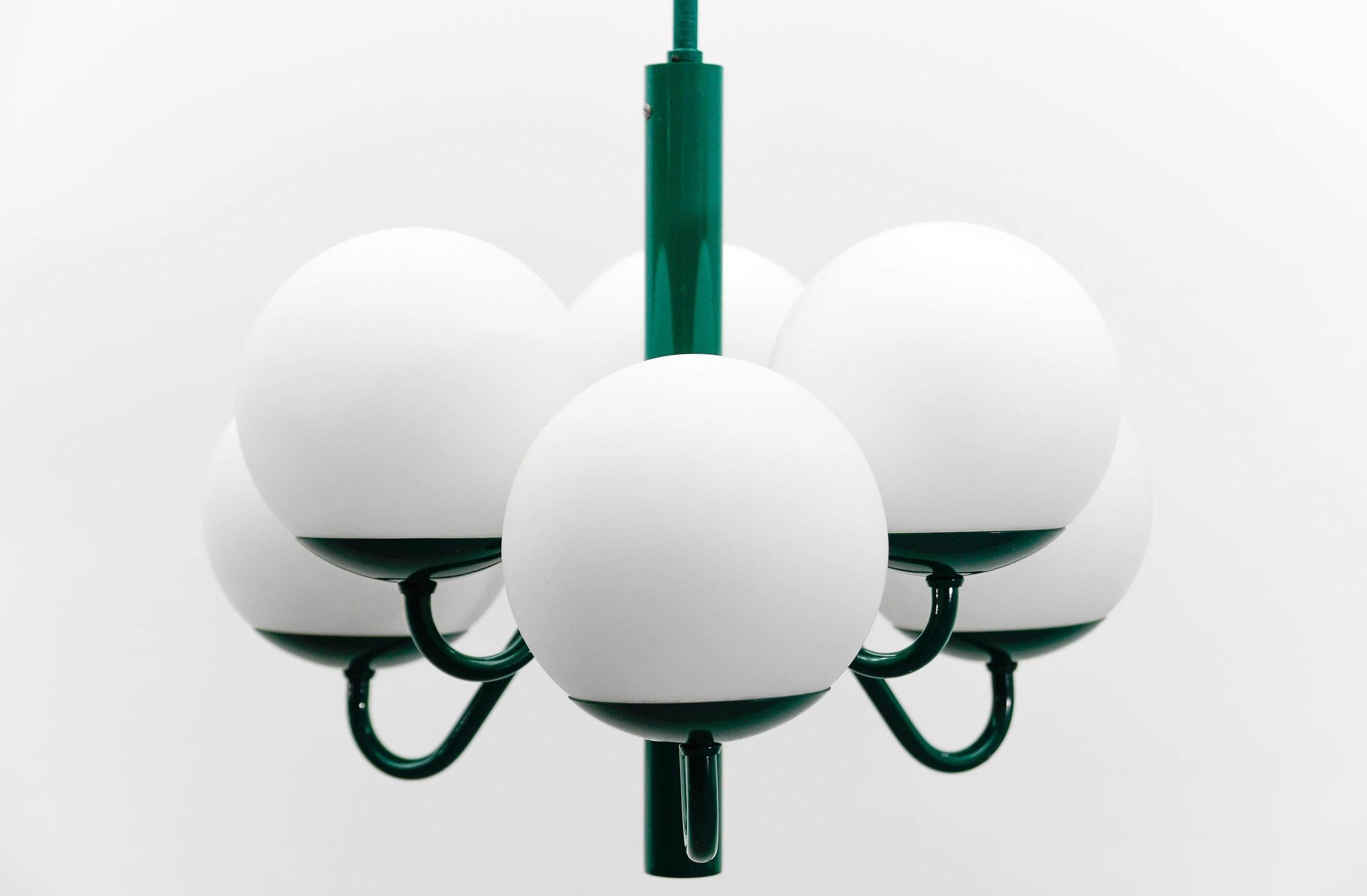Grüne moderne Sputnik-Pendelleuchte aus der Mitte des Jahrhunderts von Kaiser Leuchten, Deutschland 1960er Jahre (Metall) im Angebot
