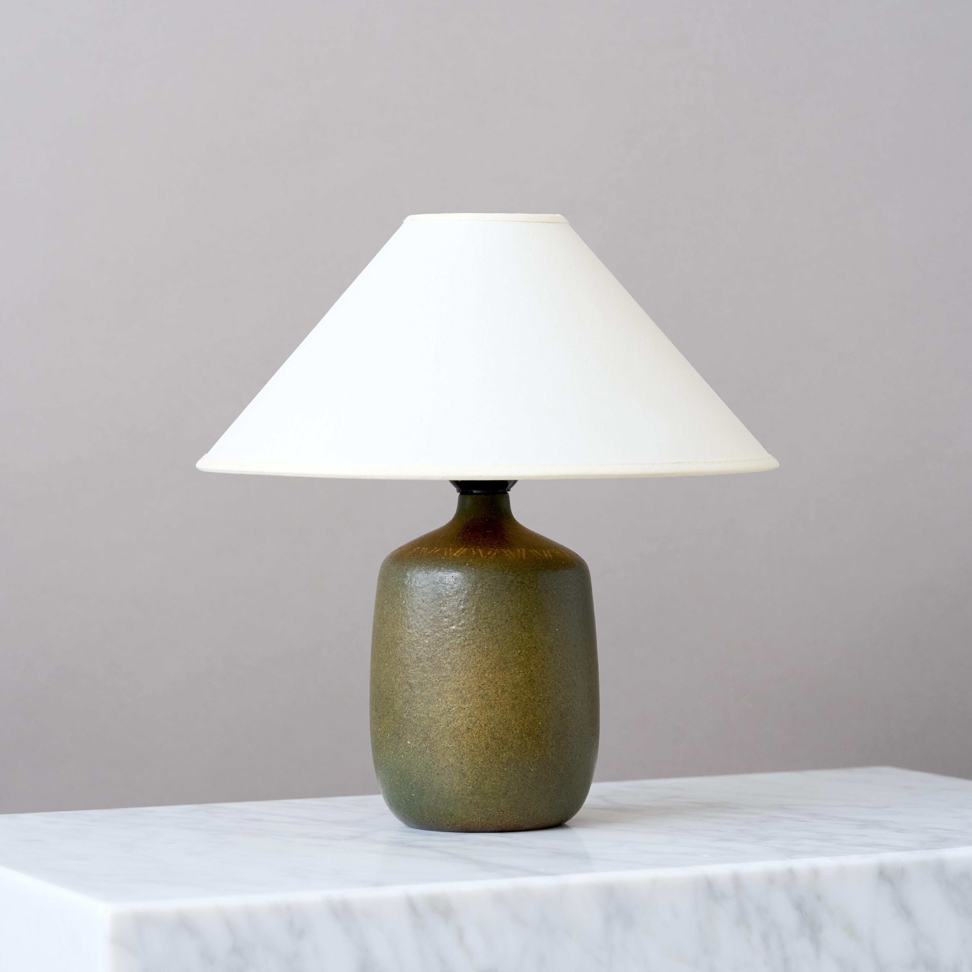Magnifique lampe de table en grès du milieu du siècle avec une glaçure étonnante.
Réalisé par le céramiste suédois Agne Aronsson / Aronson dans son propre studio à Bjärnum, Suède, années 1960.

Excellent état d'origine. 
Signé 