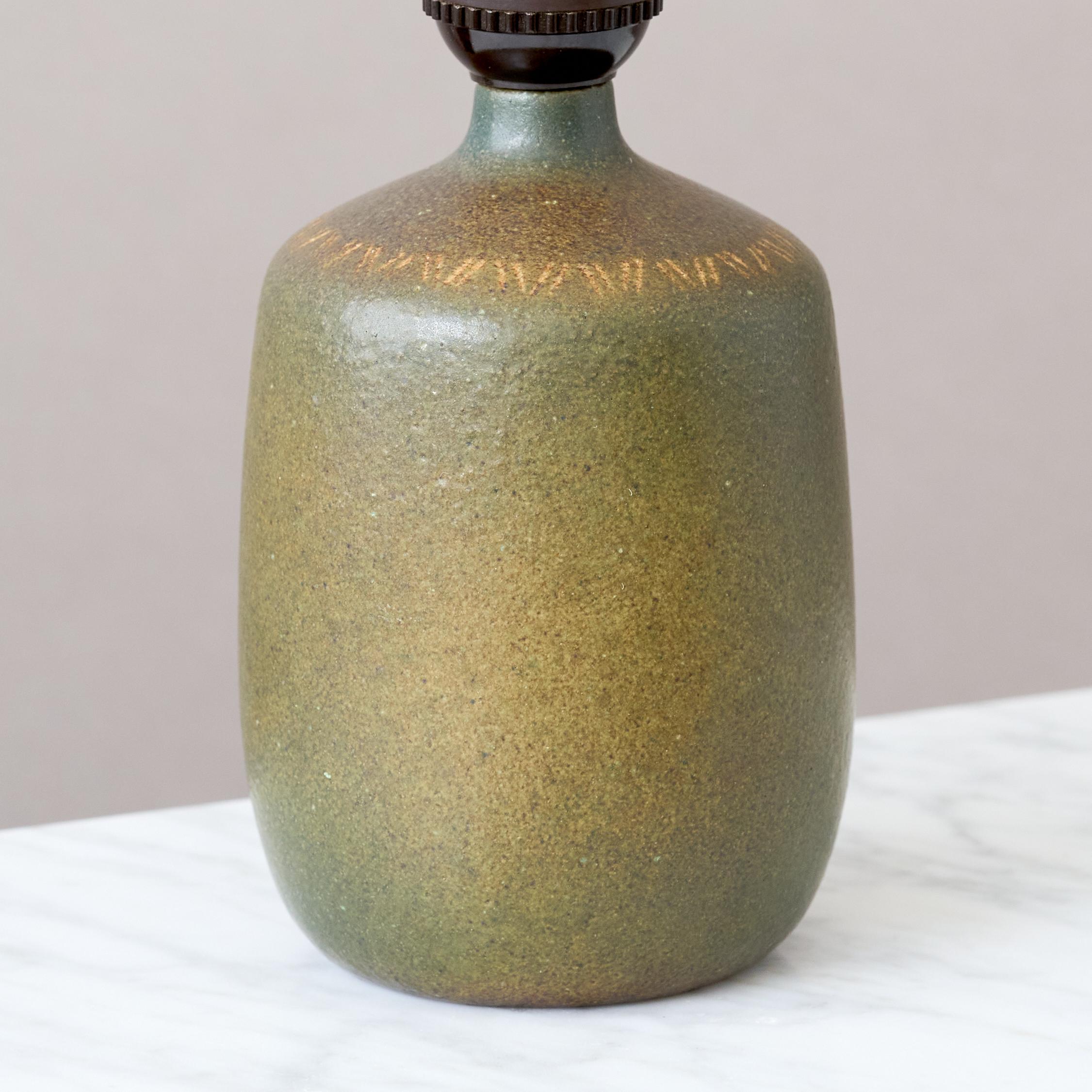 Scandinave moderne Lampe de table en grès vert du milieu du siècle par Agne & Greene, Suède, années 1960. en vente
