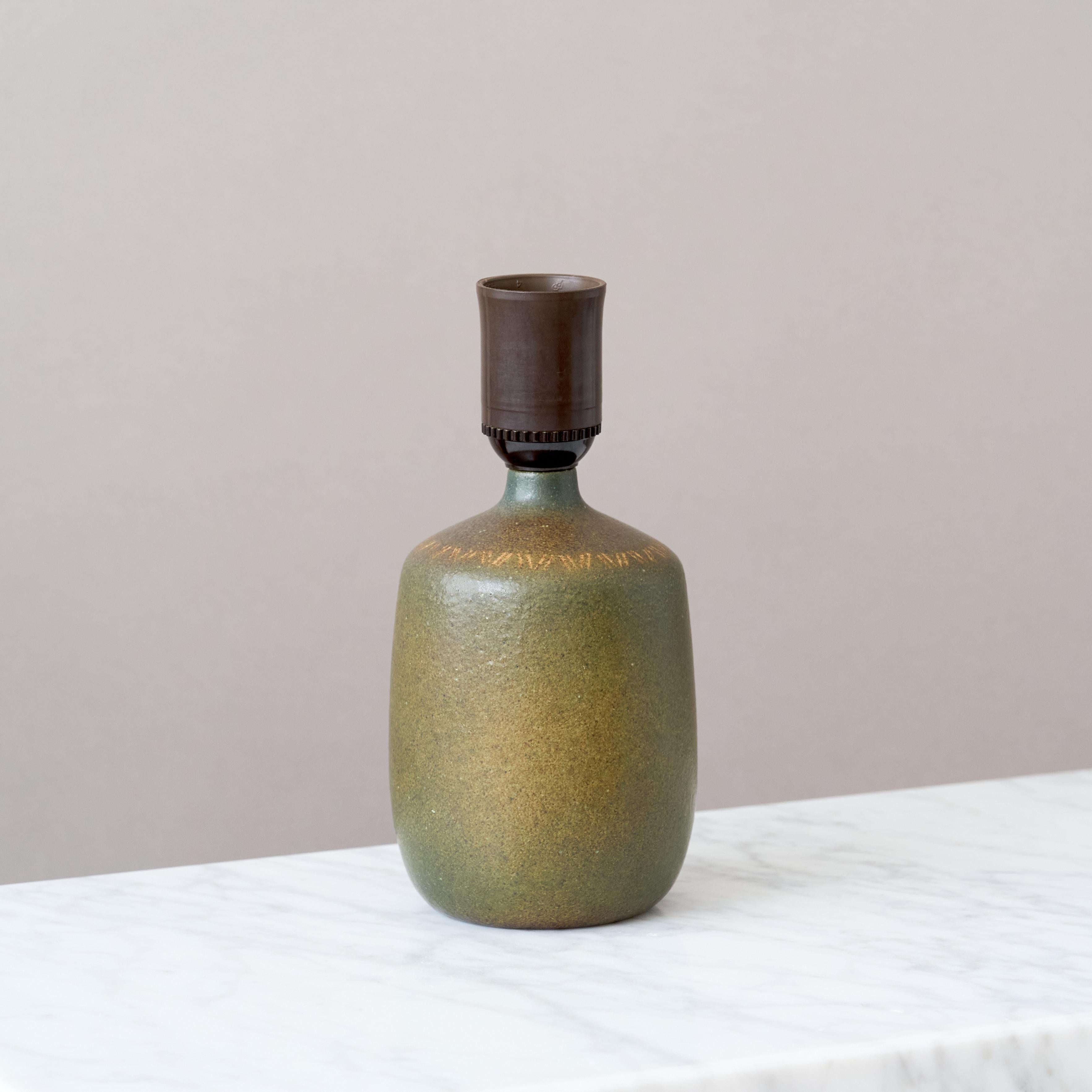 Suédois Lampe de table en grès vert du milieu du siècle par Agne & Greene, Suède, années 1960. en vente