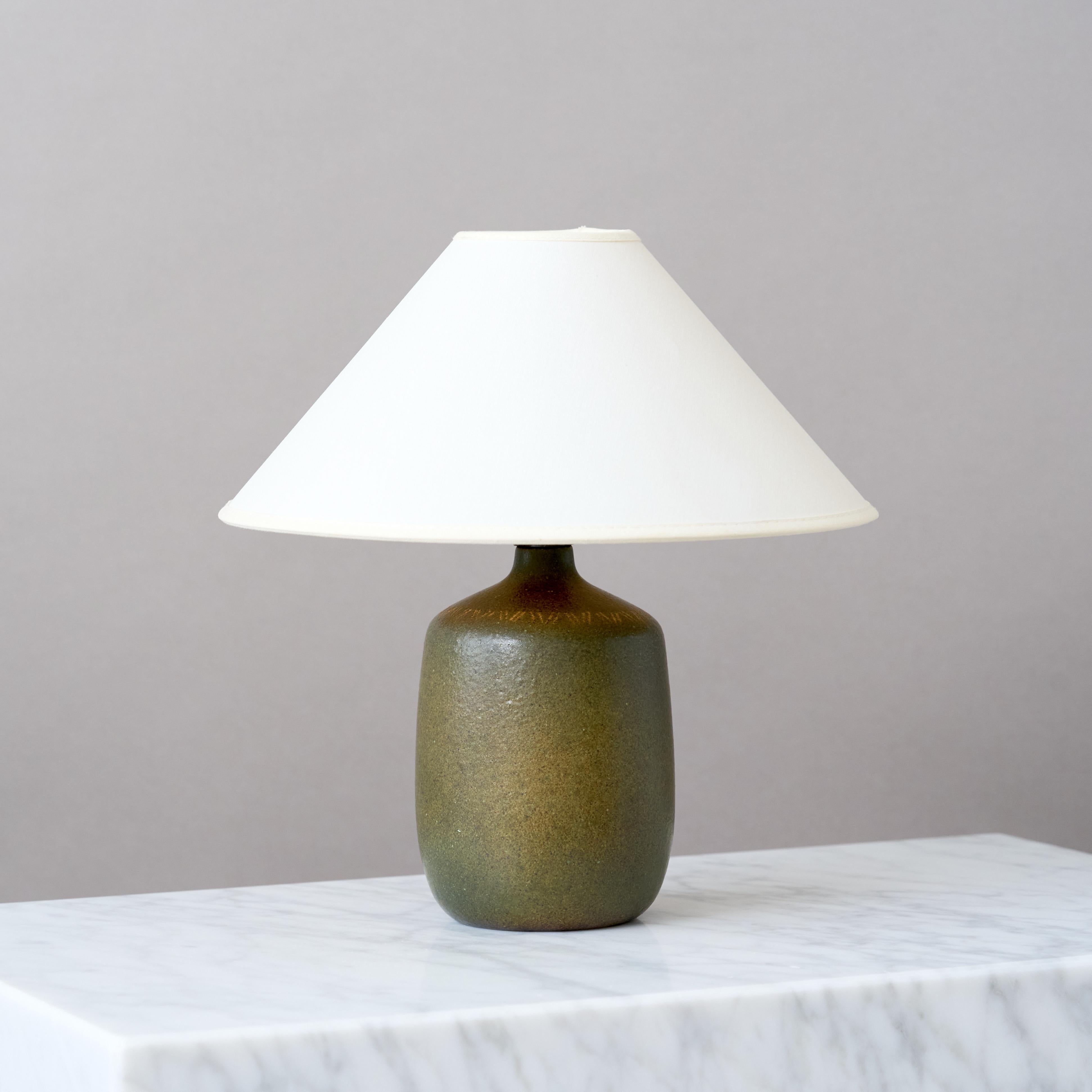 Vernissé Lampe de table en grès vert du milieu du siècle par Agne & Greene, Suède, années 1960. en vente