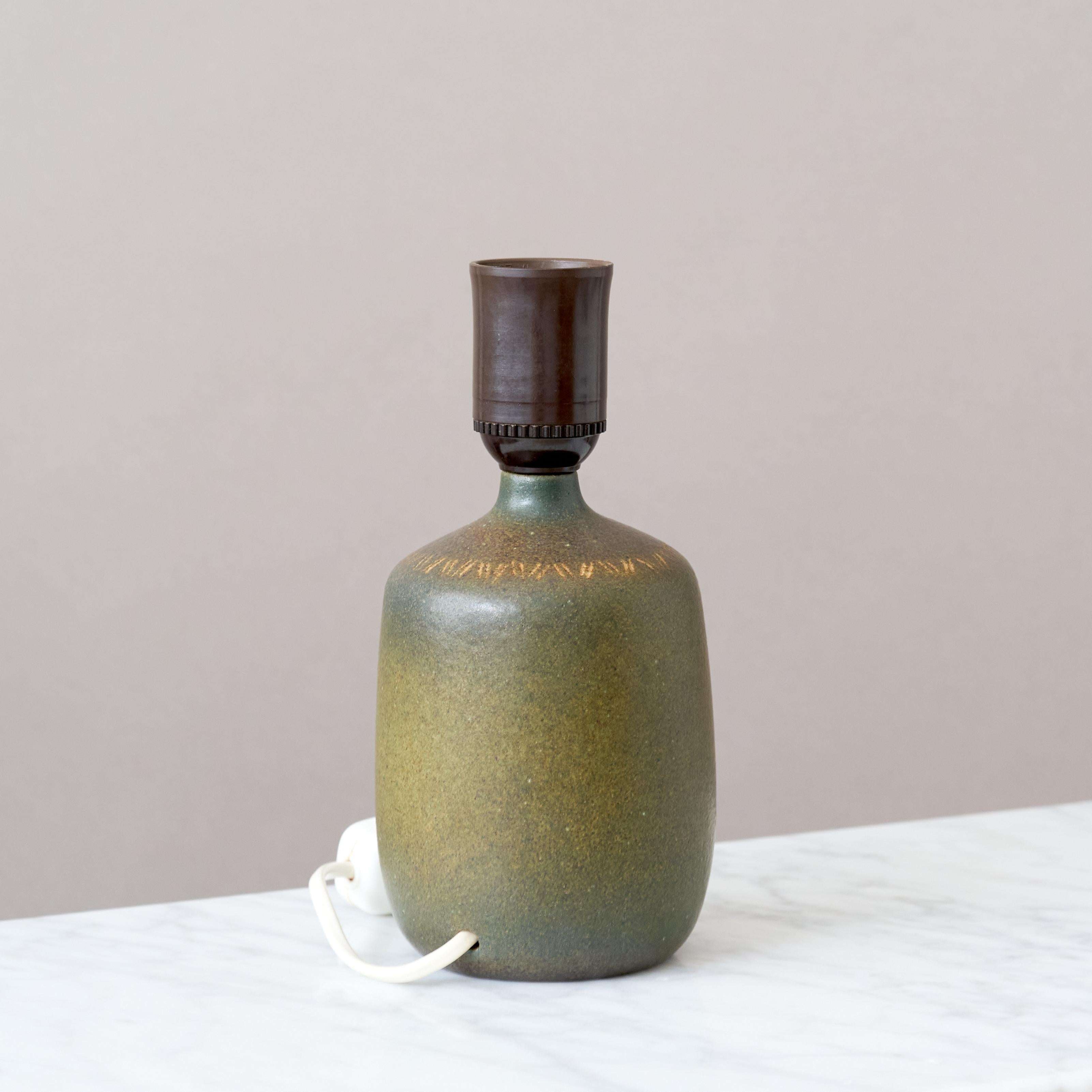 Lampe de table en grès vert du milieu du siècle par Agne & Greene, Suède, années 1960. Bon état - En vente à Malmö, SE