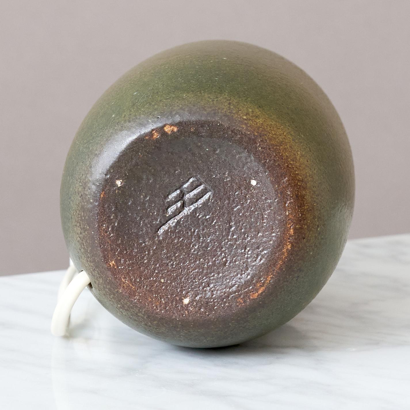 20ième siècle Lampe de table en grès vert du milieu du siècle par Agne & Greene, Suède, années 1960. en vente