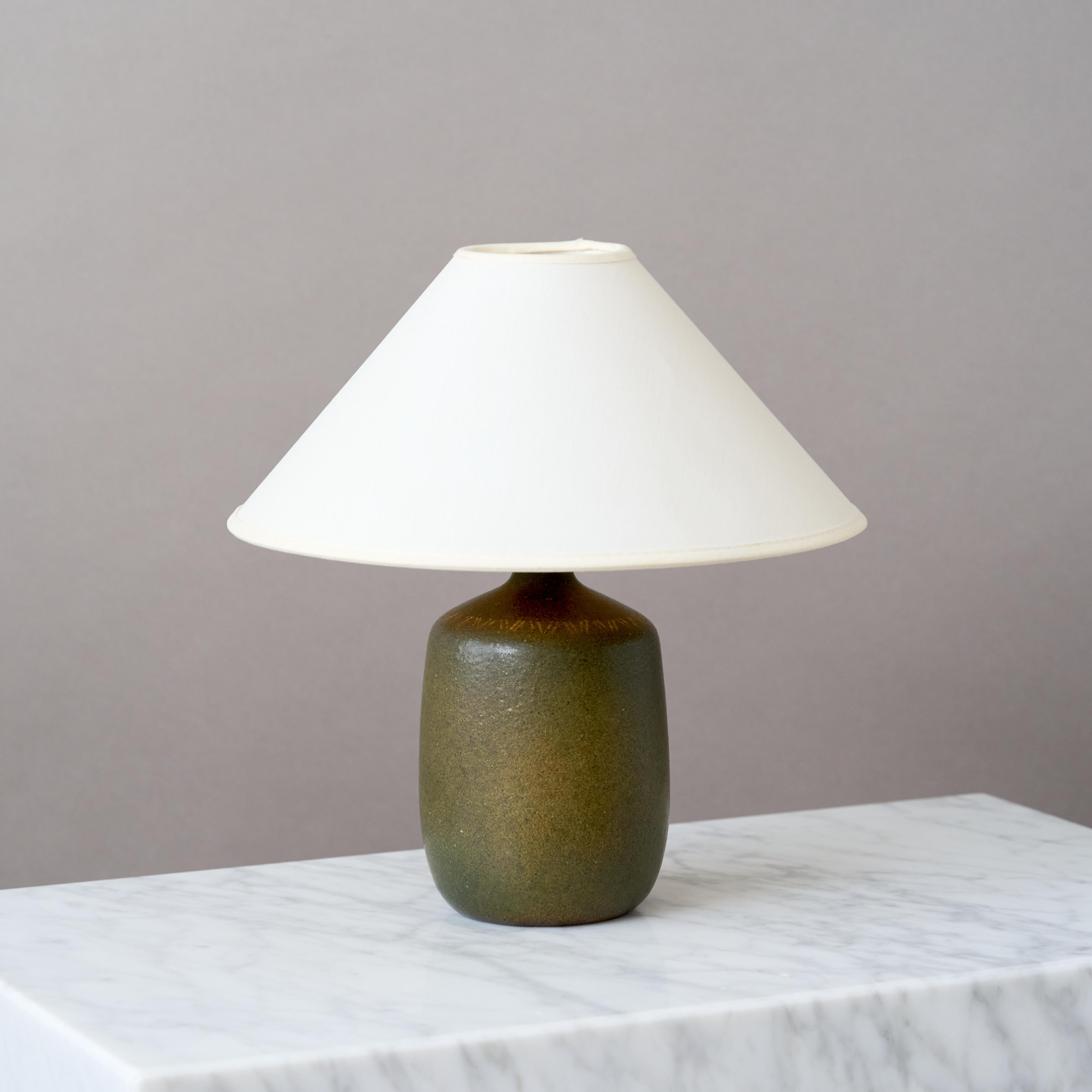 Céramique Lampe de table en grès vert du milieu du siècle par Agne & Greene, Suède, années 1960. en vente
