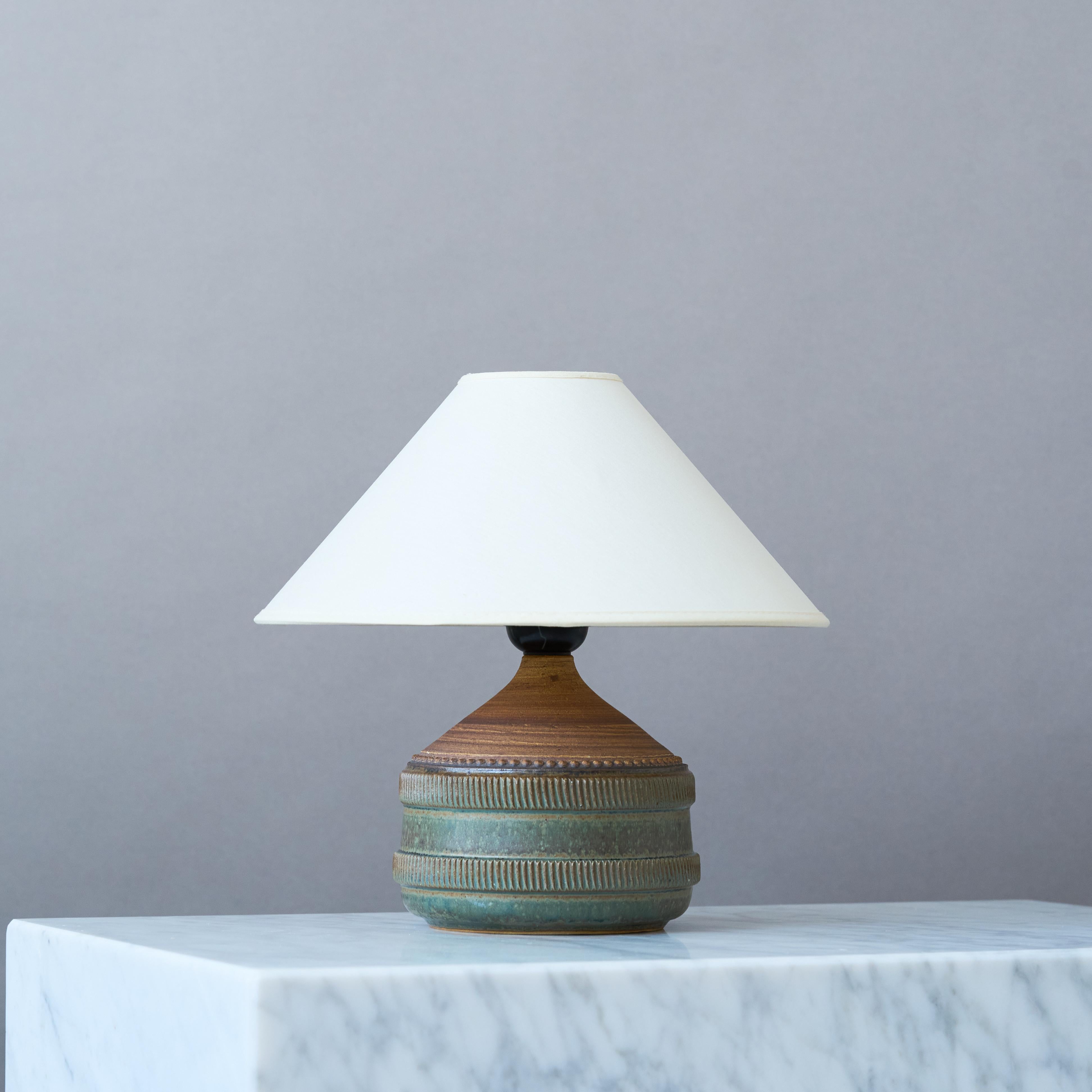 Magnifique lampe de table en grès du milieu du siècle avec une glaçure étonnante.
Fabriqué par Otto Klaesson pour Klase à Höganäs, Suède, années 1960.

Excellent état d'origine. 
Signé 