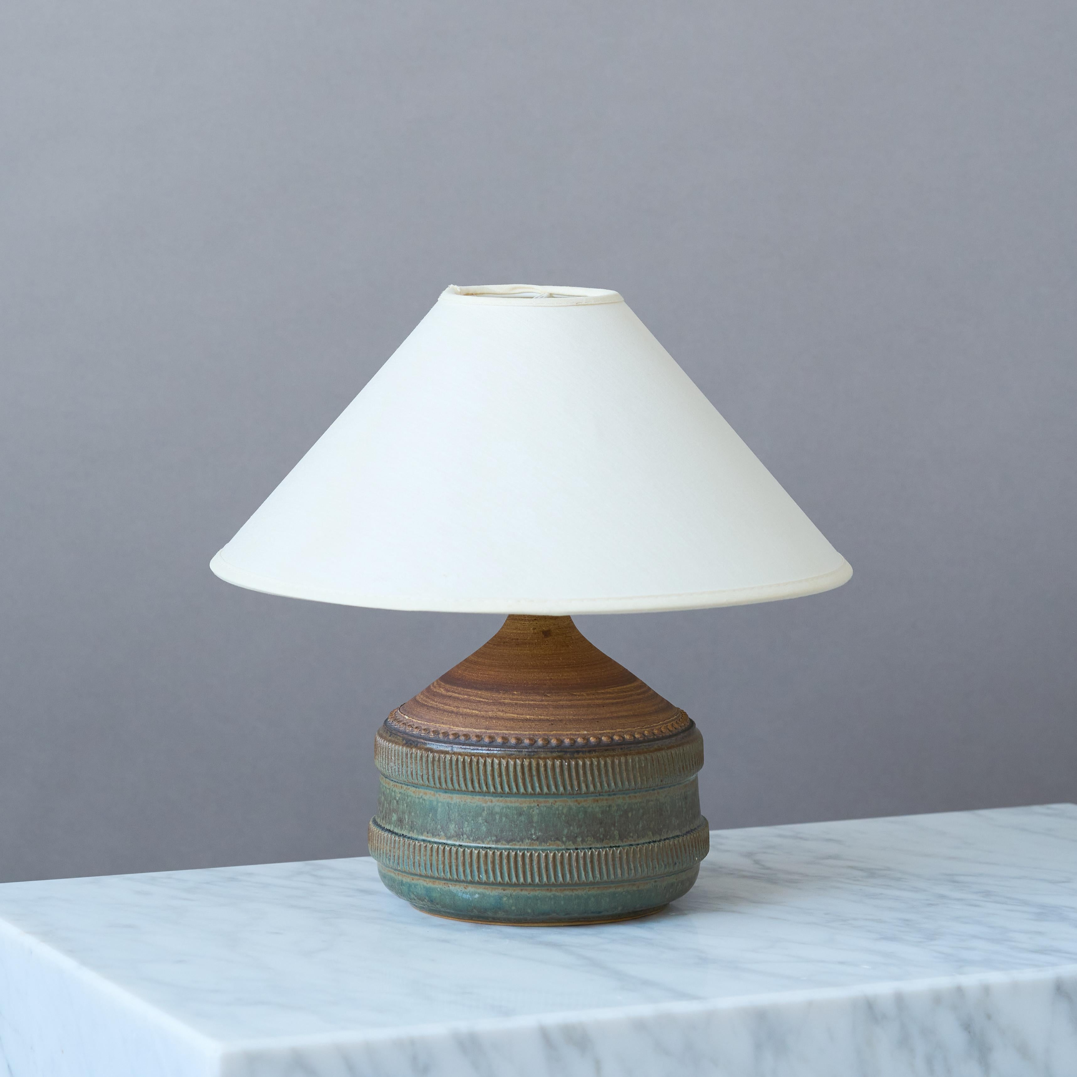 Scandinave moderne Lampe de table en grès vert du milieu du siècle par Klase Höganäs, Suède, années 1960. en vente