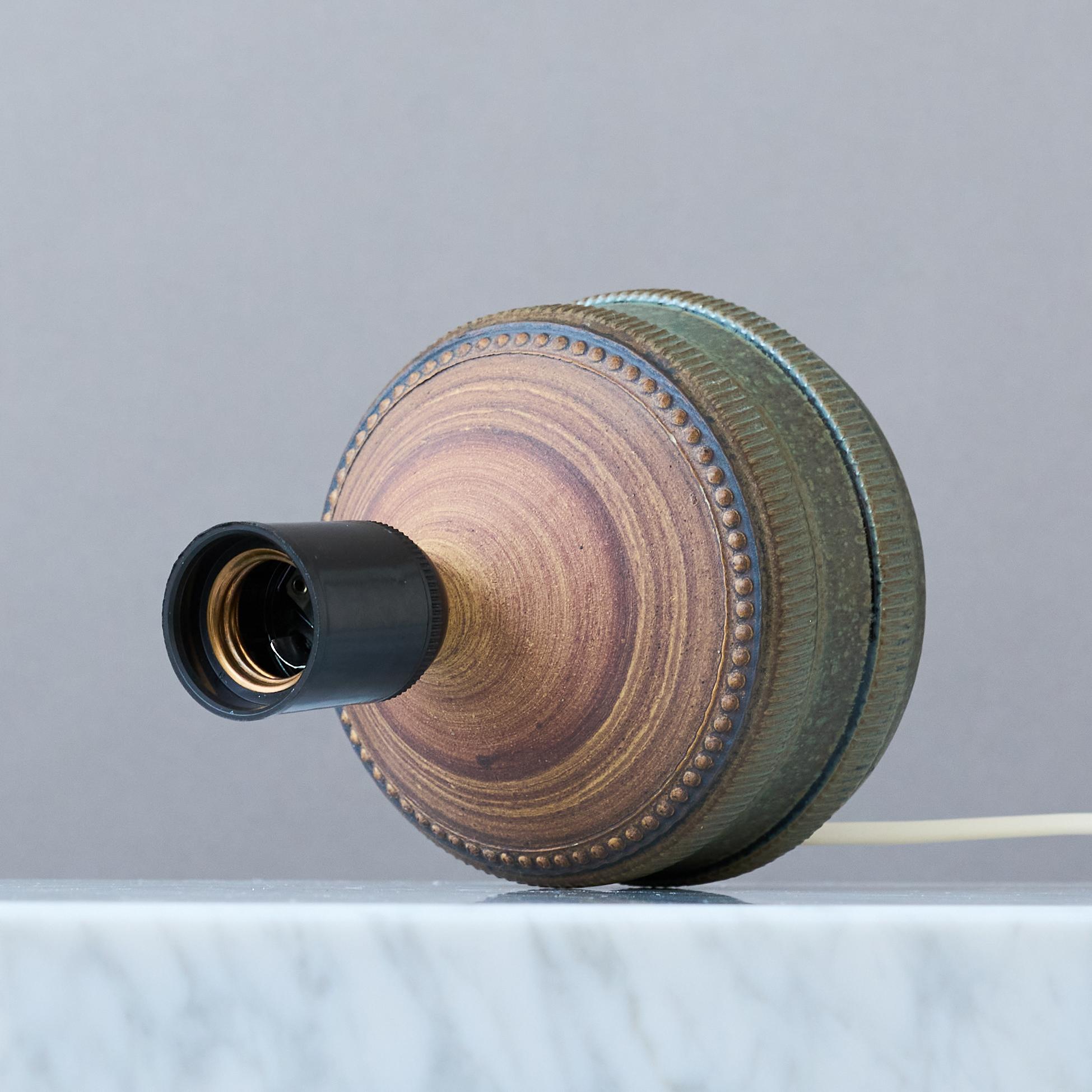 Lampe de table en grès vert du milieu du siècle par Klase Höganäs, Suède, années 1960. Bon état - En vente à Malmö, SE