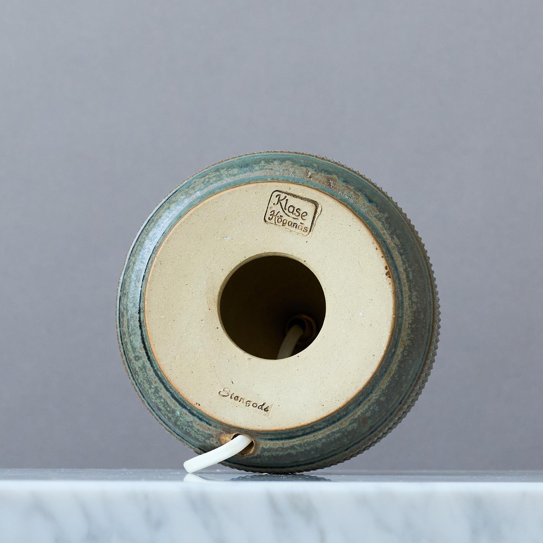 20ième siècle Lampe de table en grès vert du milieu du siècle par Klase Höganäs, Suède, années 1960. en vente