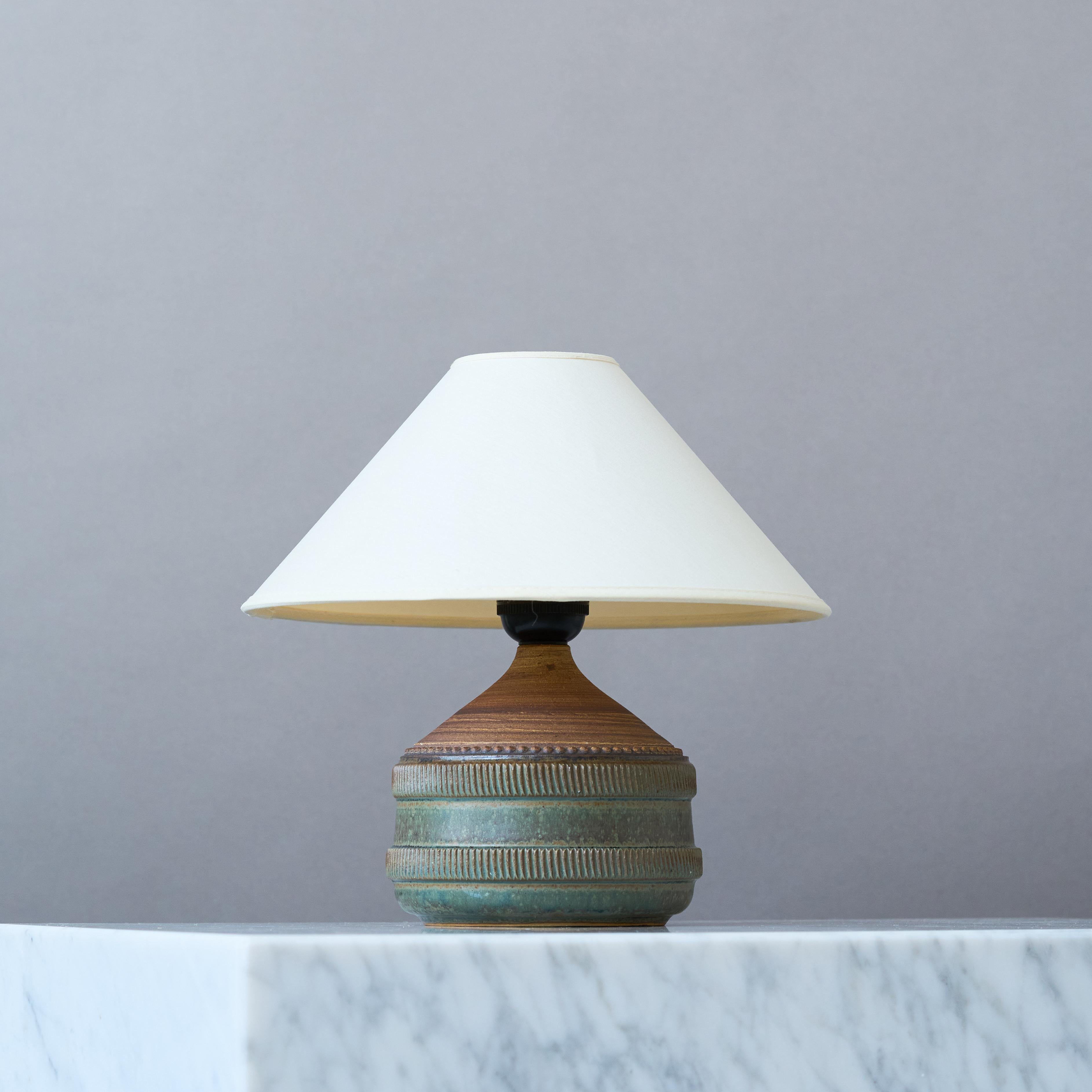 Céramique Lampe de table en grès vert du milieu du siècle par Klase Höganäs, Suède, années 1960. en vente