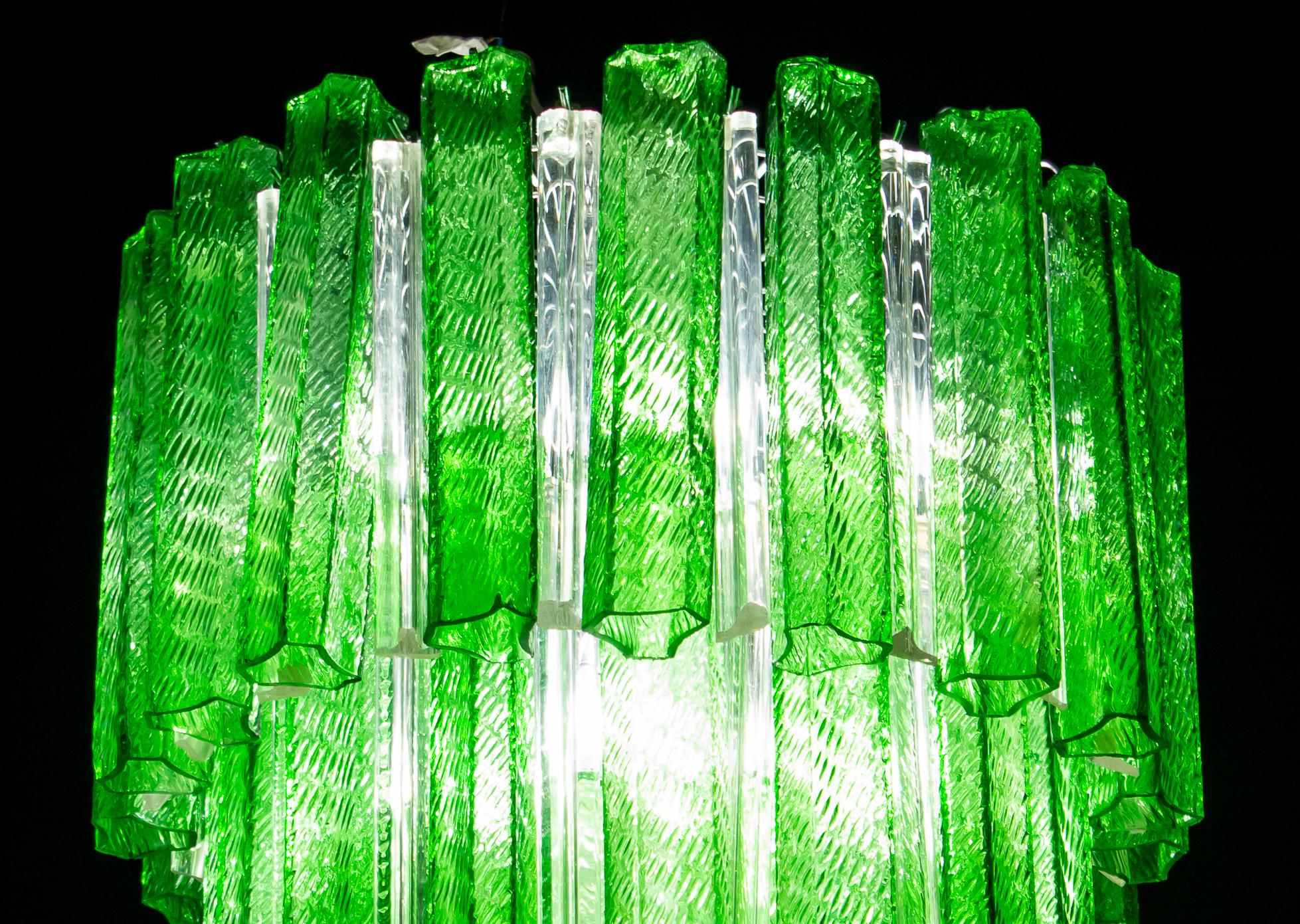 Combinaison étonnante de verres verts Tronchi et de longs verres clairs Triedi.
Lustre original à quatre niveaux en verre de Murano 1960.
Nous pouvons refaire l'installation électrique selon les normes de votre pays. Excellent état vintage.

 