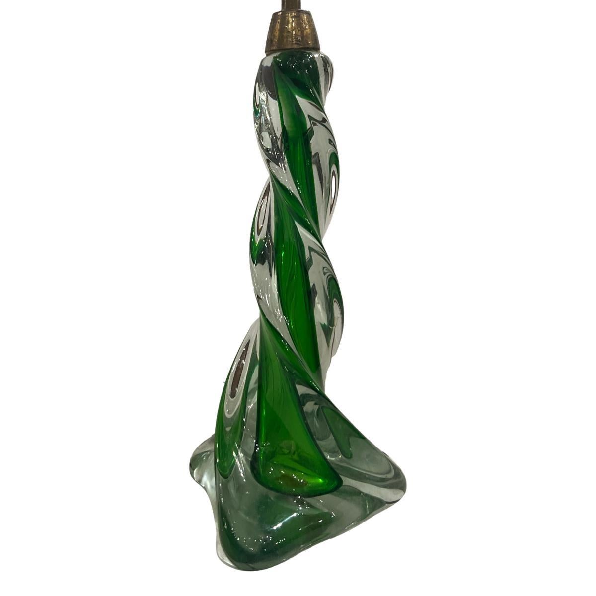 Lámpara italiana de cristal de Murano soplado de hacia 1950

Medidas:
Altura del cuerpo: 11
Altura hasta el apoyo de la sombrilla: 23
Diámetro: 6