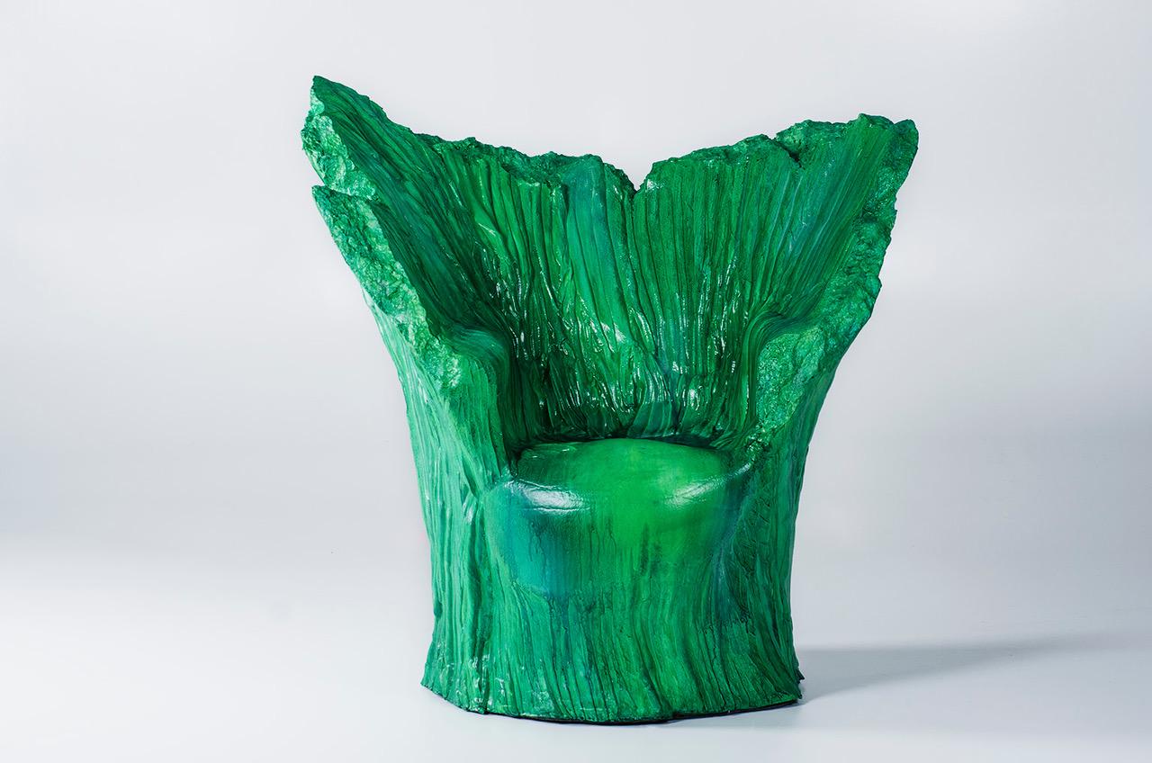 A green Malachite rock, which emerged from the sea after an eruption, forms a rock flower which, beaten by the waves, becomes the space to accommodate a person. Piero Gilardi brings the natural element back into the houses and shapes it for a