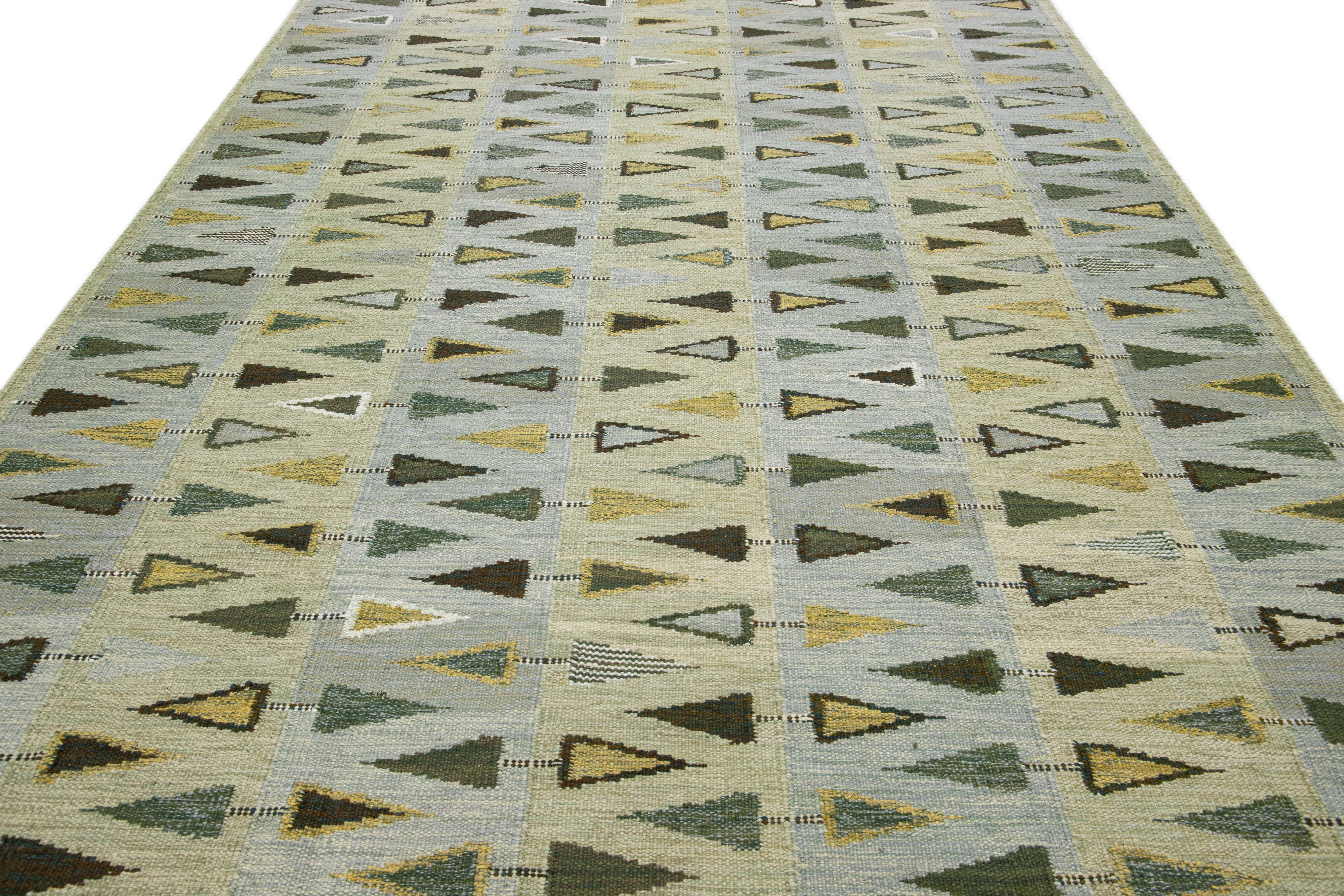 Grüner moderner skandinavischer handgefertigter Wollteppich in Grün mit geometrischem Muster (Skandinavische Moderne) im Angebot