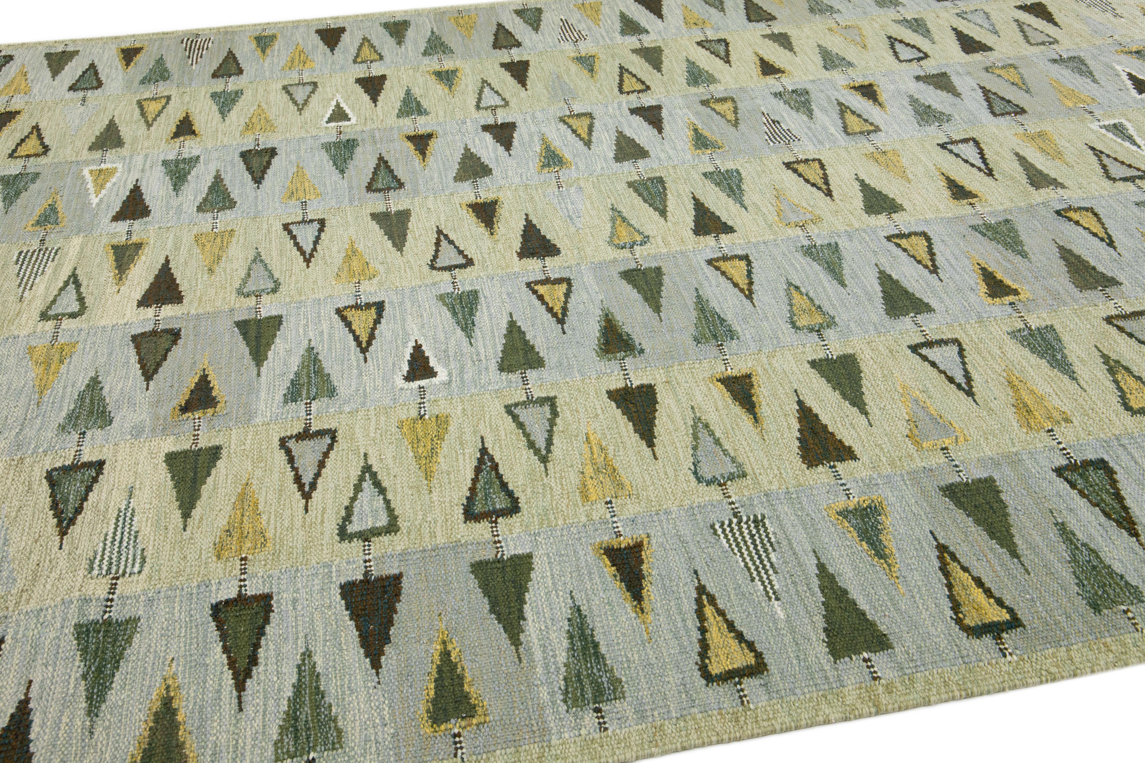 Grüner moderner skandinavischer handgefertigter Wollteppich in Grün mit geometrischem Muster (Handgeknüpft) im Angebot