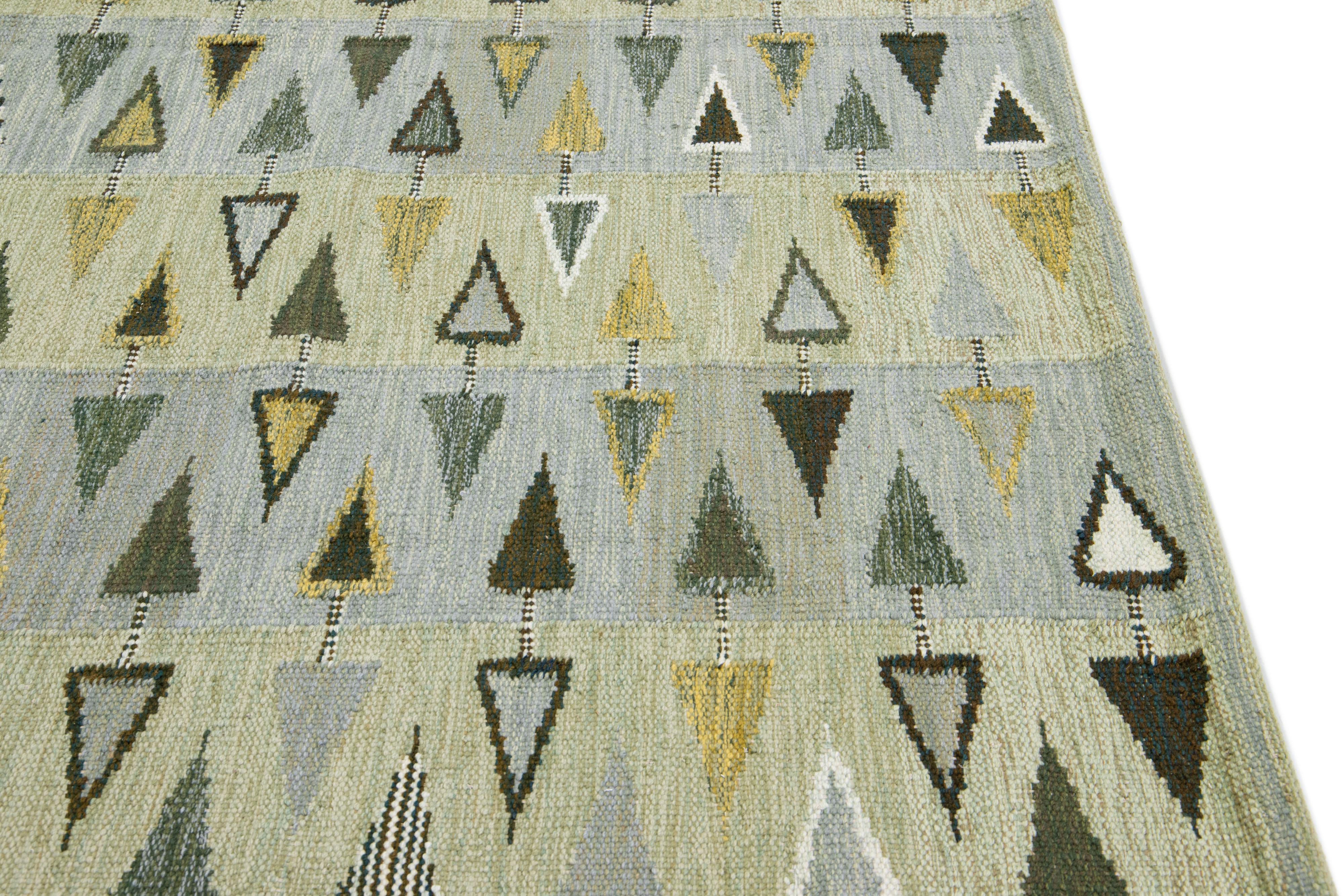 Grüner moderner skandinavischer handgefertigter Wollteppich in Grün mit geometrischem Muster (21. Jahrhundert und zeitgenössisch) im Angebot