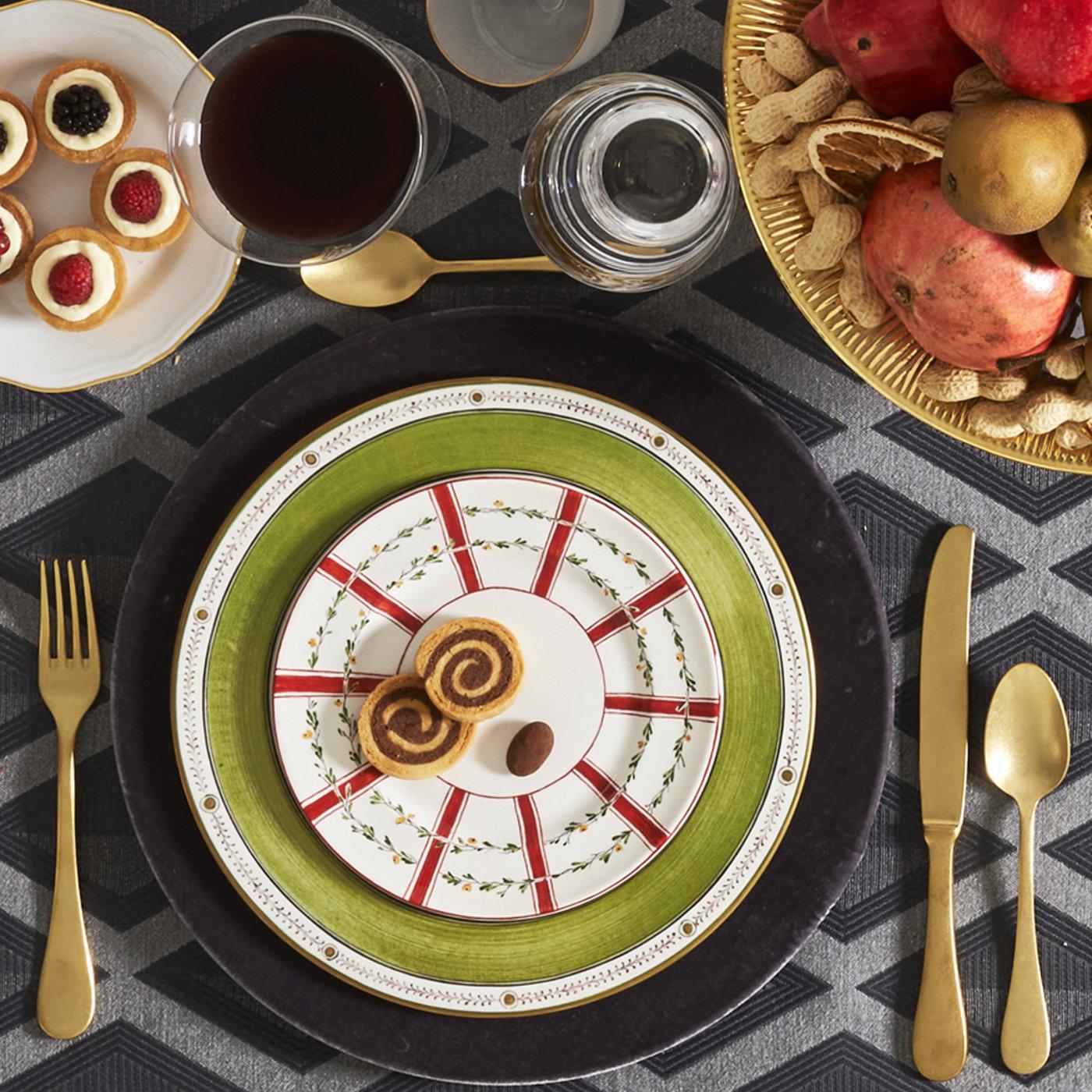 Los diseños elaborados se unen a una artesanía excepcional en este llamativo juego de 12 platos llanos que añadirán un toque atemporal a cualquier mesa de comedor. Hechos a mano en cerámica, el centro de cada plato está cuidadosamente pintado a mano