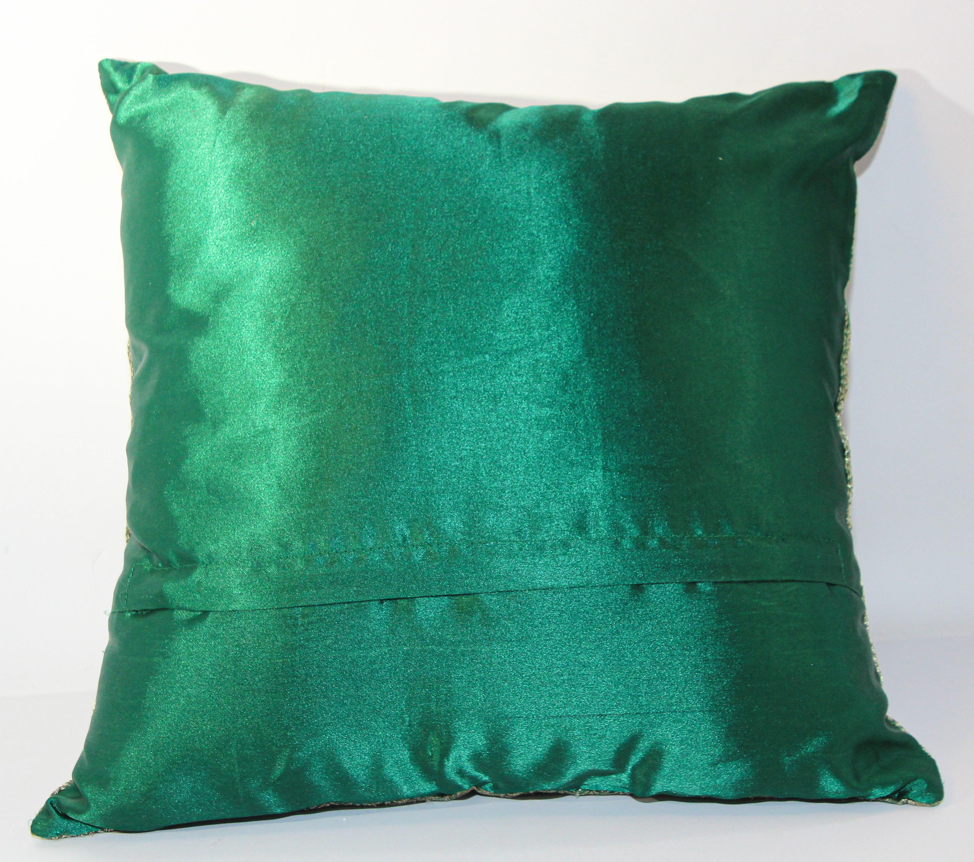 Cuscino moresco verde smeraldo impreziosito da paillettes e perline in vendita 2