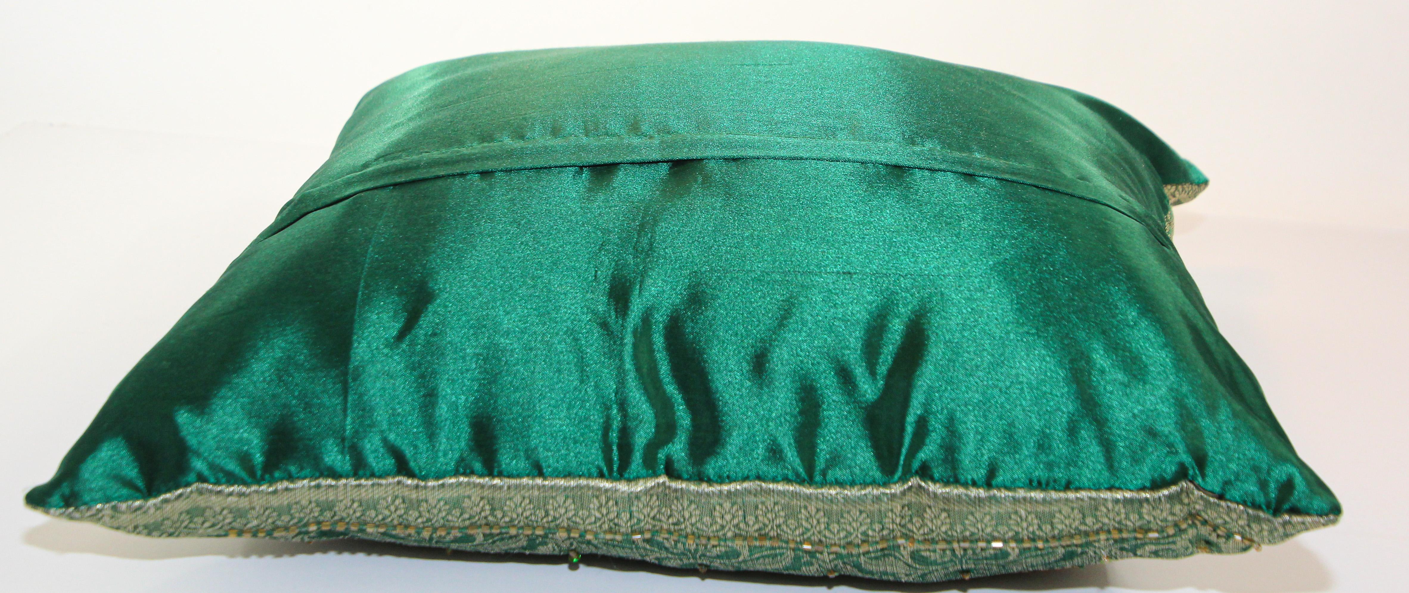 Cuscino moresco verde smeraldo impreziosito da paillettes e perline in vendita 1