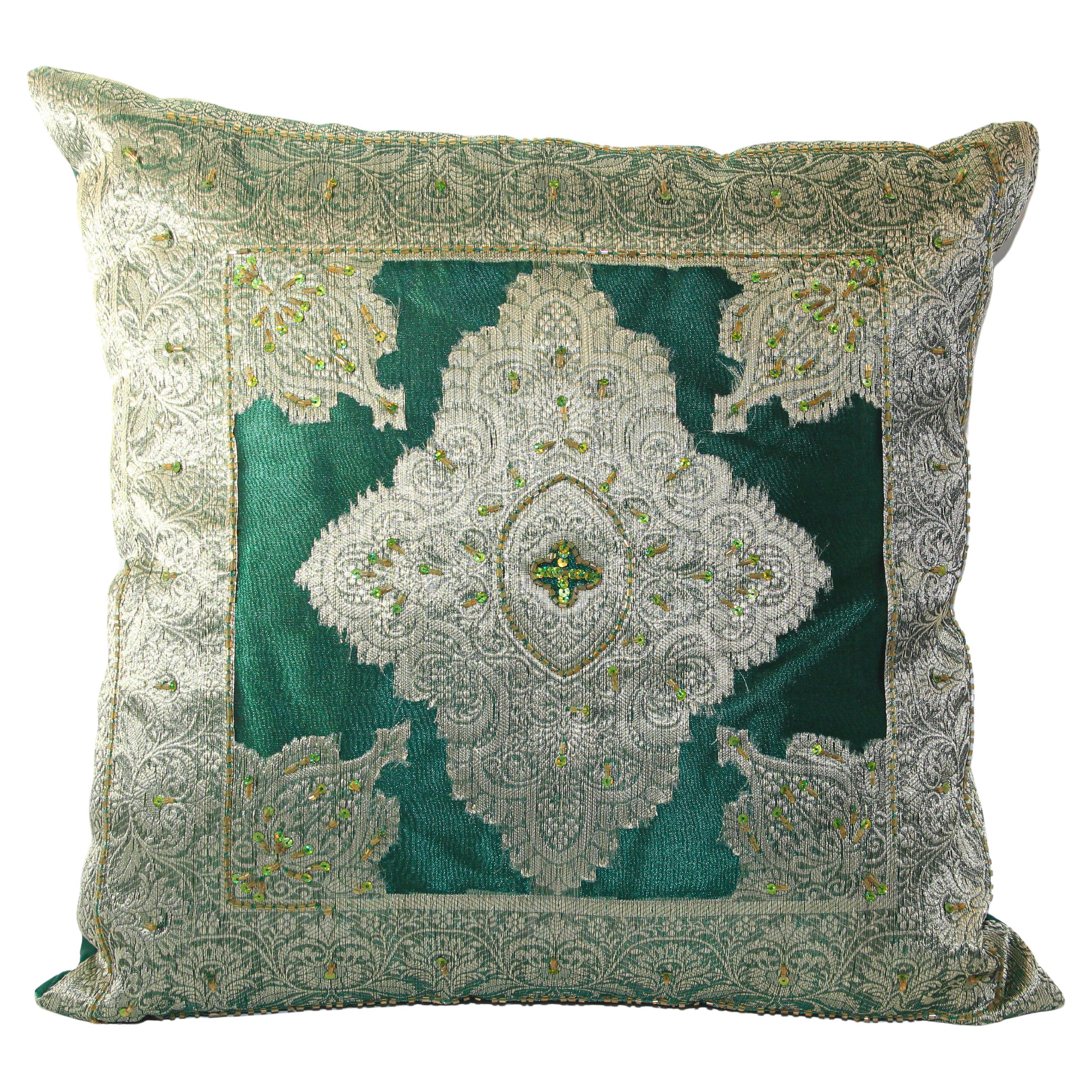 Coussin mauresque vert émeraude orné de sequins et de perles