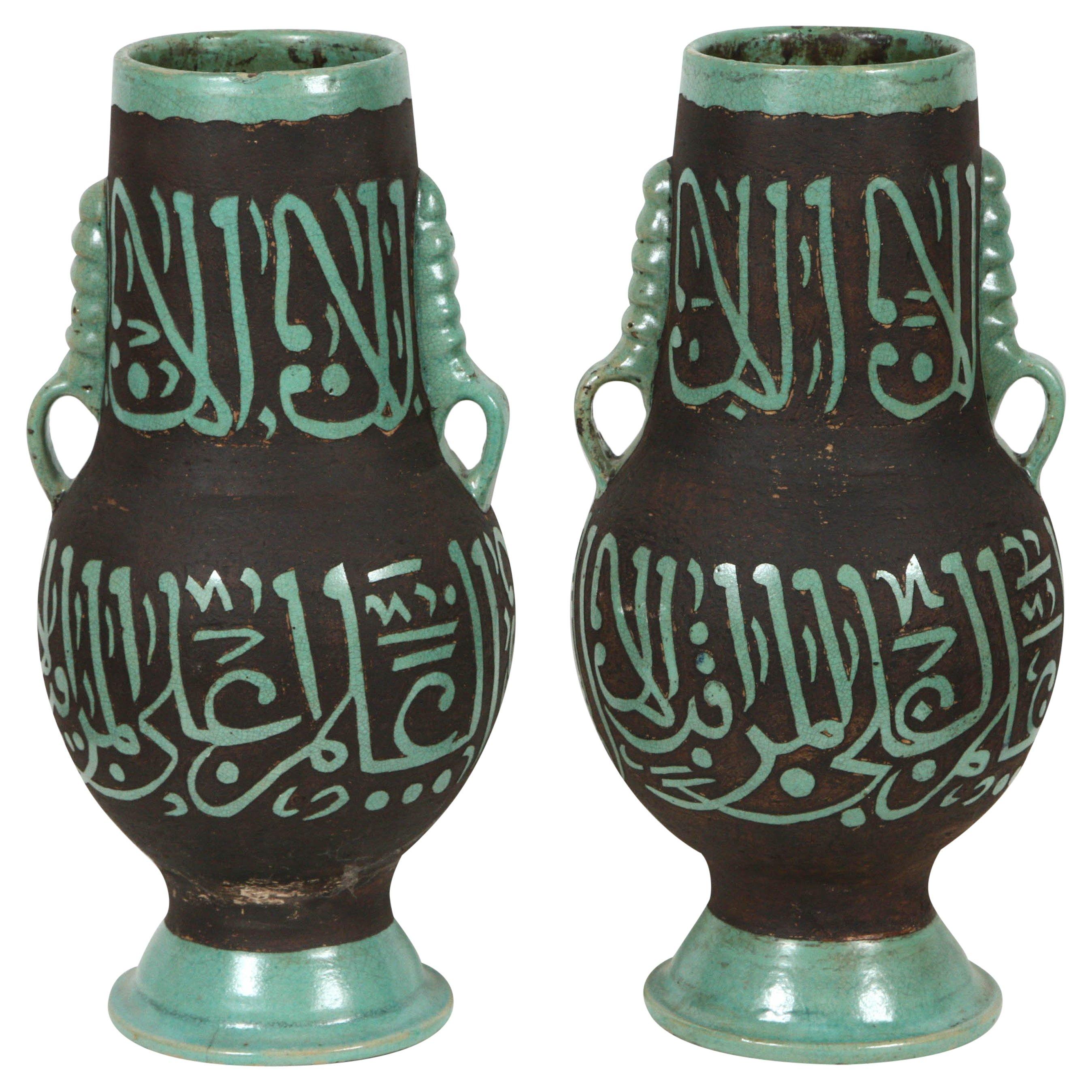 Grüne marokkanische Keramikvasen mit gemeißelter arabischer Kalligraphie- Poesie im Angebot