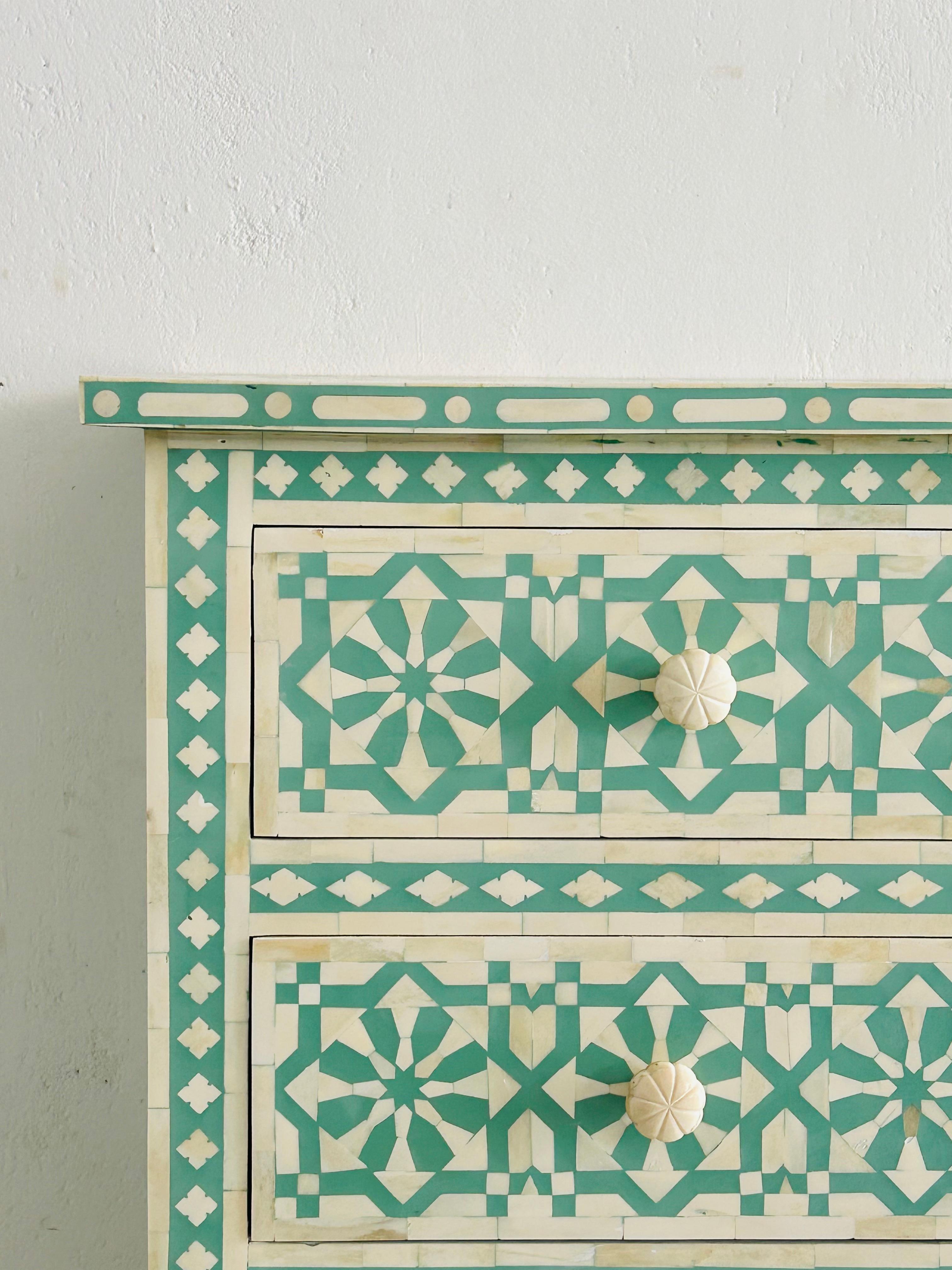 Cómoda marroquí verde de cuatro cajones Bohemio en venta