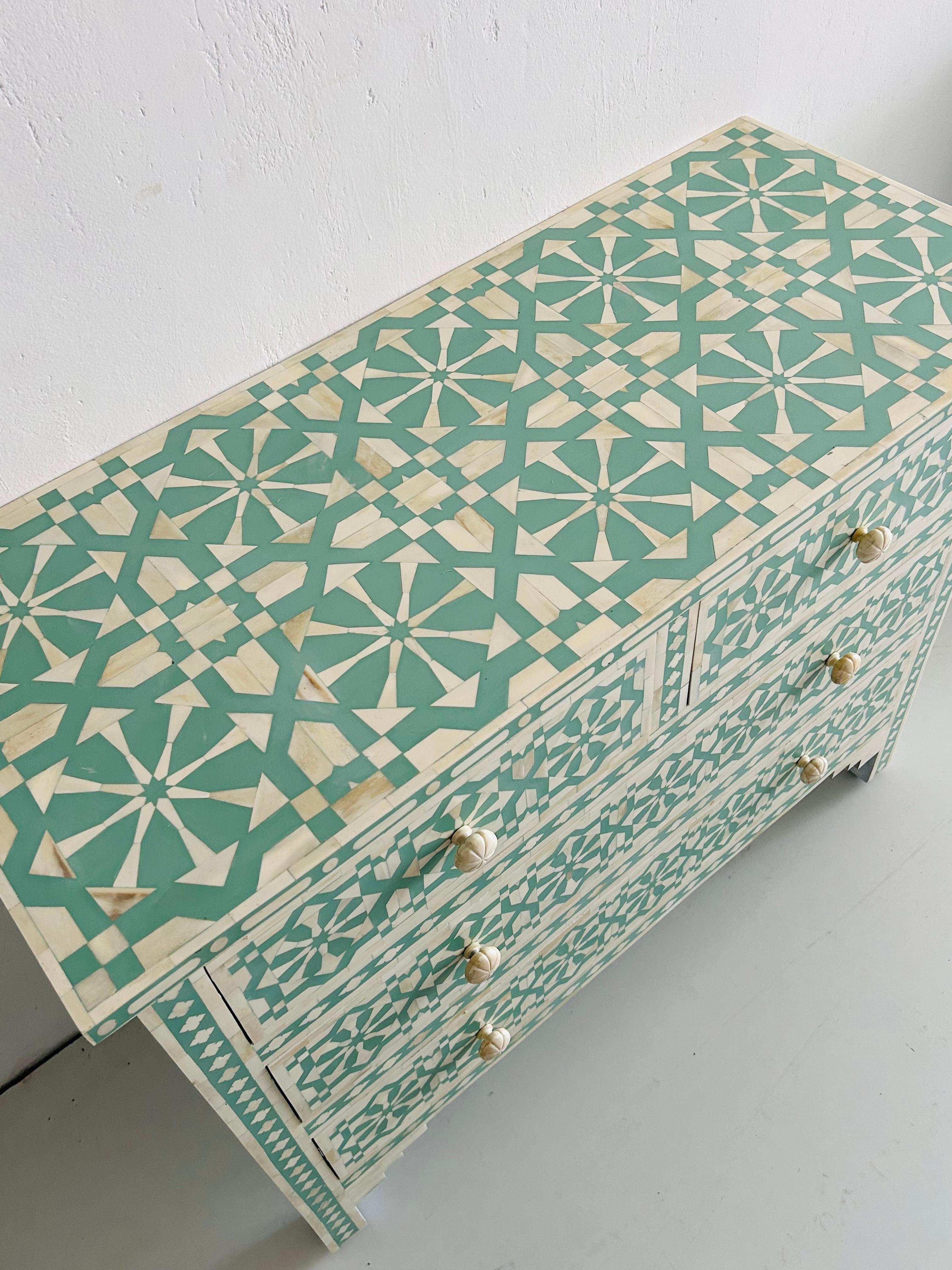 Cómoda marroquí verde de cuatro cajones en Nuevo estado para la venta en New York, NY