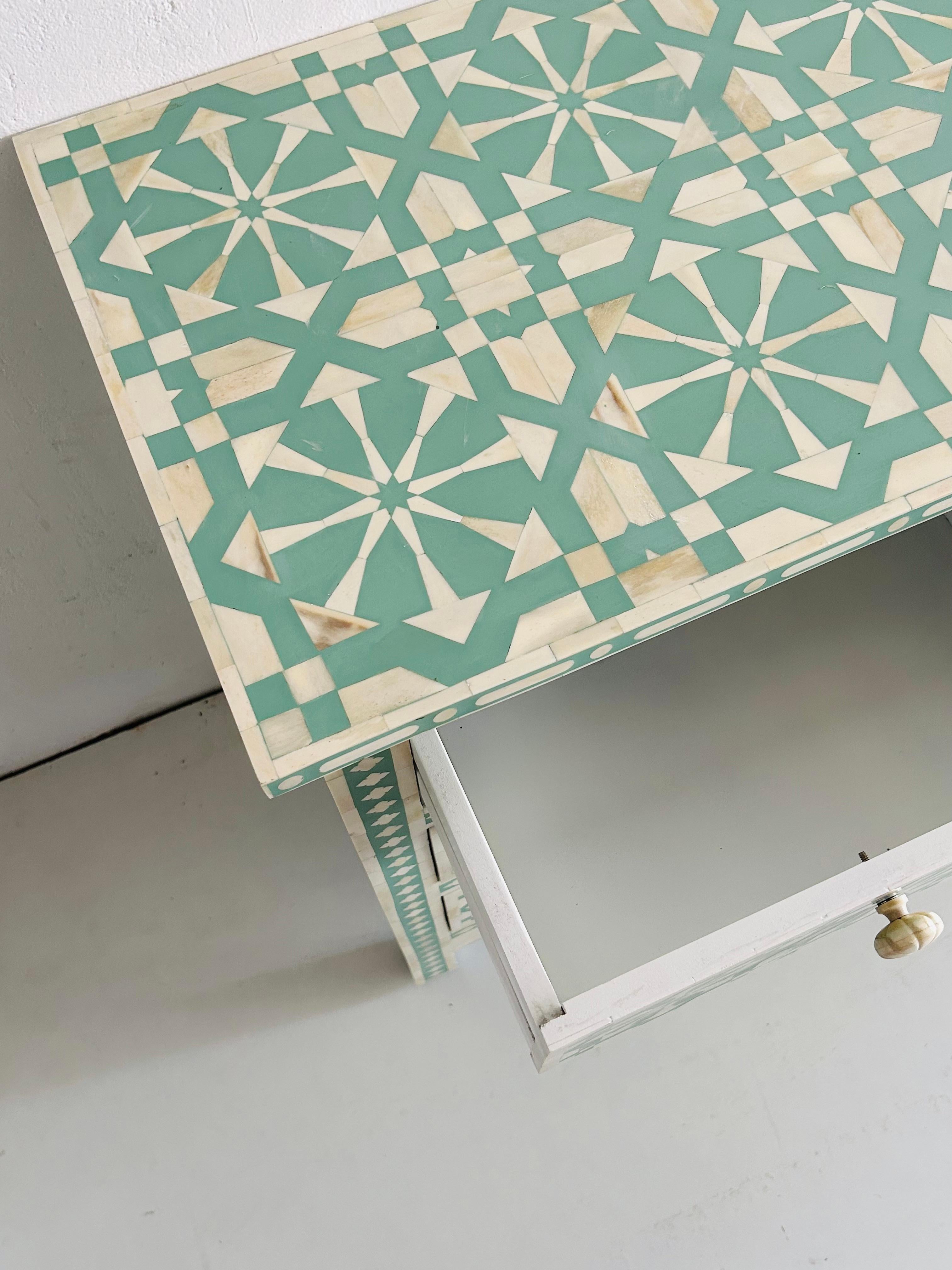 Cómoda marroquí verde de cuatro cajones Siglo XXI y contemporáneo en venta