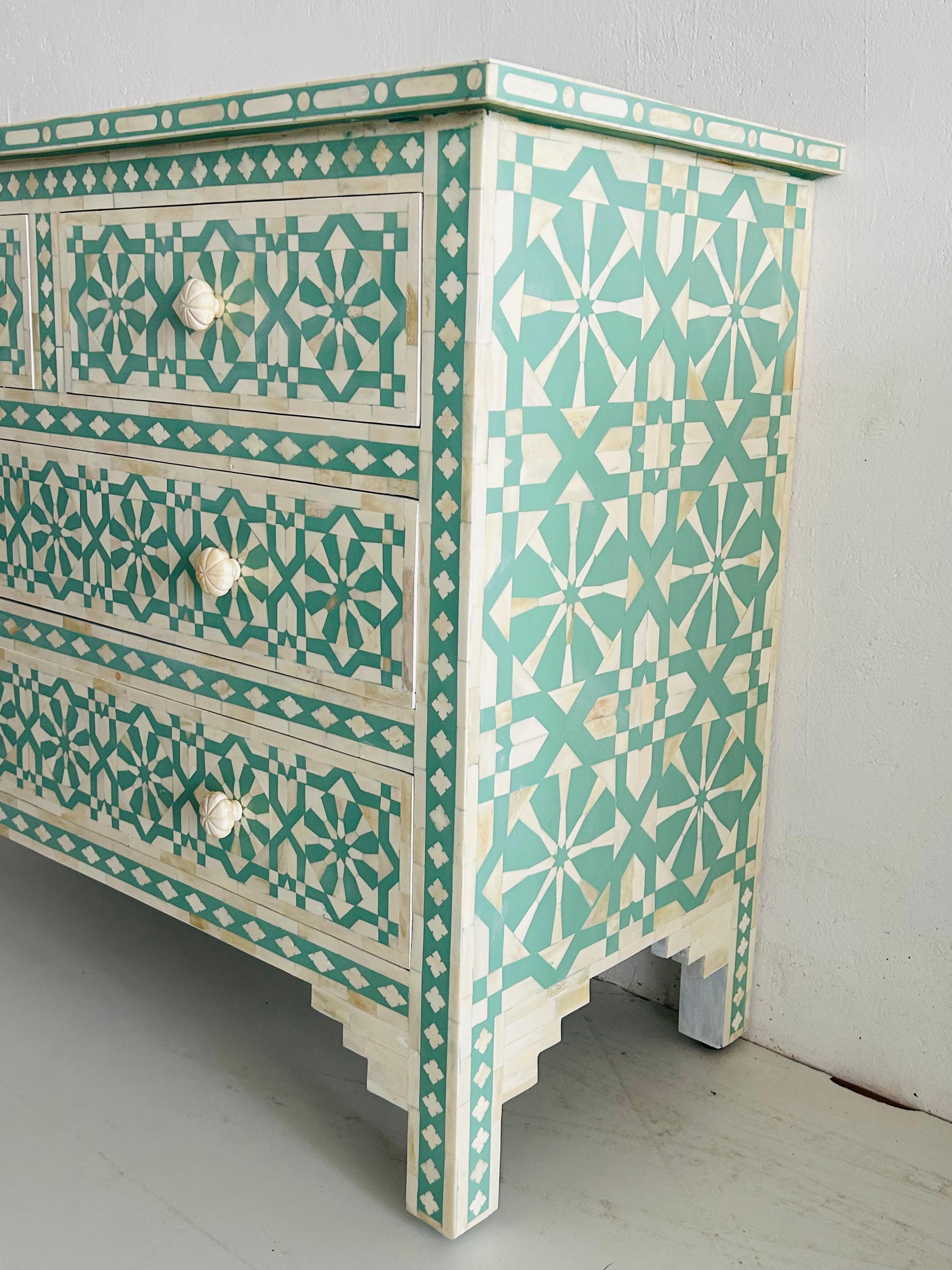 Cómoda marroquí verde de cuatro cajones en venta 1