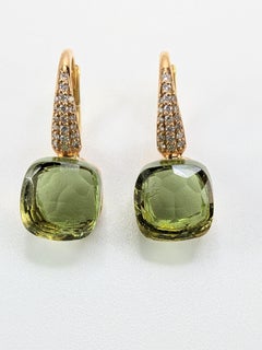 Orecchini pendenti in quarzo verde sfaccettato in oro 18k con pavé di diamanti