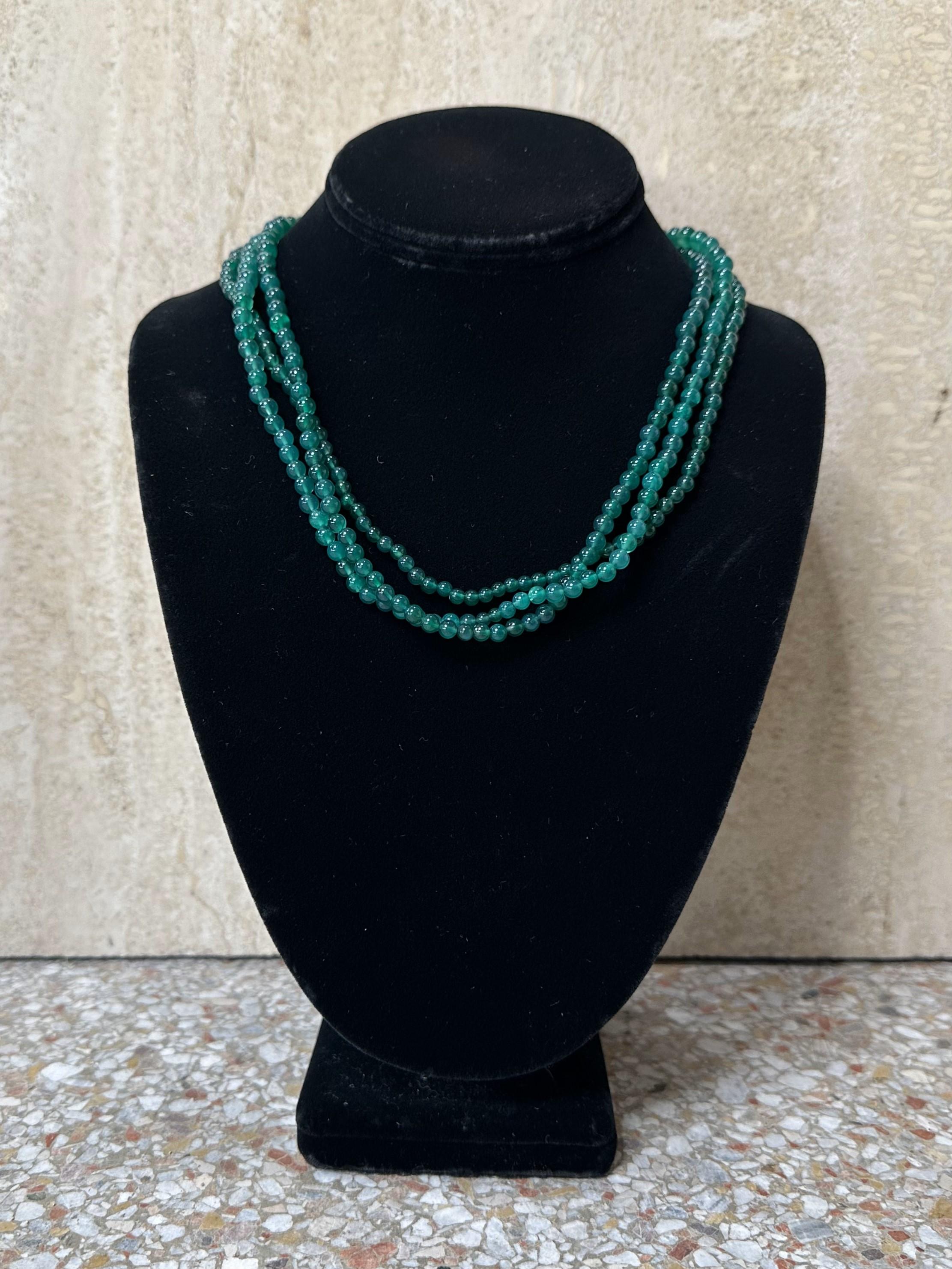 La collana di perline verde a più fili è un accessorio sorprendente e vibrante che dona consistenza, colore e stile a qualsiasi abbigliamento. Sia che tu voglia aggiungere un tocco di colore al tuo abbigliamento casual o elevare il tuo abbigliamento